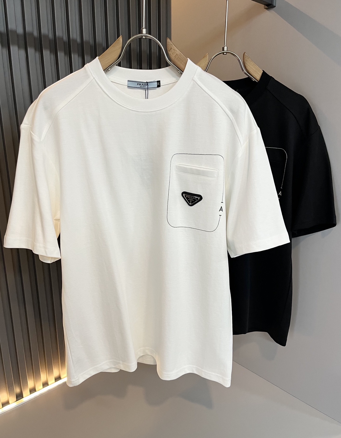 NO:427967,PRAD*A Pu*da 2025 spring and summer new short-sleeved T-shirt for men and women, the latest model is exclusively available on the entire network!  !  ~ It is classic and fashionable and versatile, who doesn’t like it? It will show the classic again. It is very pleasing to the eye and comes with a low luxury halo and recognition!  Pr*da's traditional brand concept and modern advanced technology are perfectly combined. Coupled with the extremely modern and simple design, P-family exclusive logo pattern hardware design!  Customized 100% imported pure cotton fabric!  The texture of this model is quite touching, the specifications and grades are known with tentacles. The degree of delicateness and breathability are top-notch!  Size M-4XL, prada, T-shirt,tees, t-shirt,alexander wang19860909PRAD*A普*达2025春夏新款男女同款短袖T恤,最新款全网独家首上！！~既经典有时尚百搭,谁不爱啊,将经典再次展现,非常的耐看,自带低奢光环与辨识度！Pr*da传统的品牌理念和现代化的先进技术进行了完美结合.加上极其现代摩登风范的简约设计,p家专属logo图案五金设计！定制百分百进口纯棉面料！此款的质感相当感人 触手便知规格档次 细腻程度与透气效果堪称顶级！尺码M-4XL,,prada,T-shirt,tees，t-shirt,alexander wang,Men's clothing