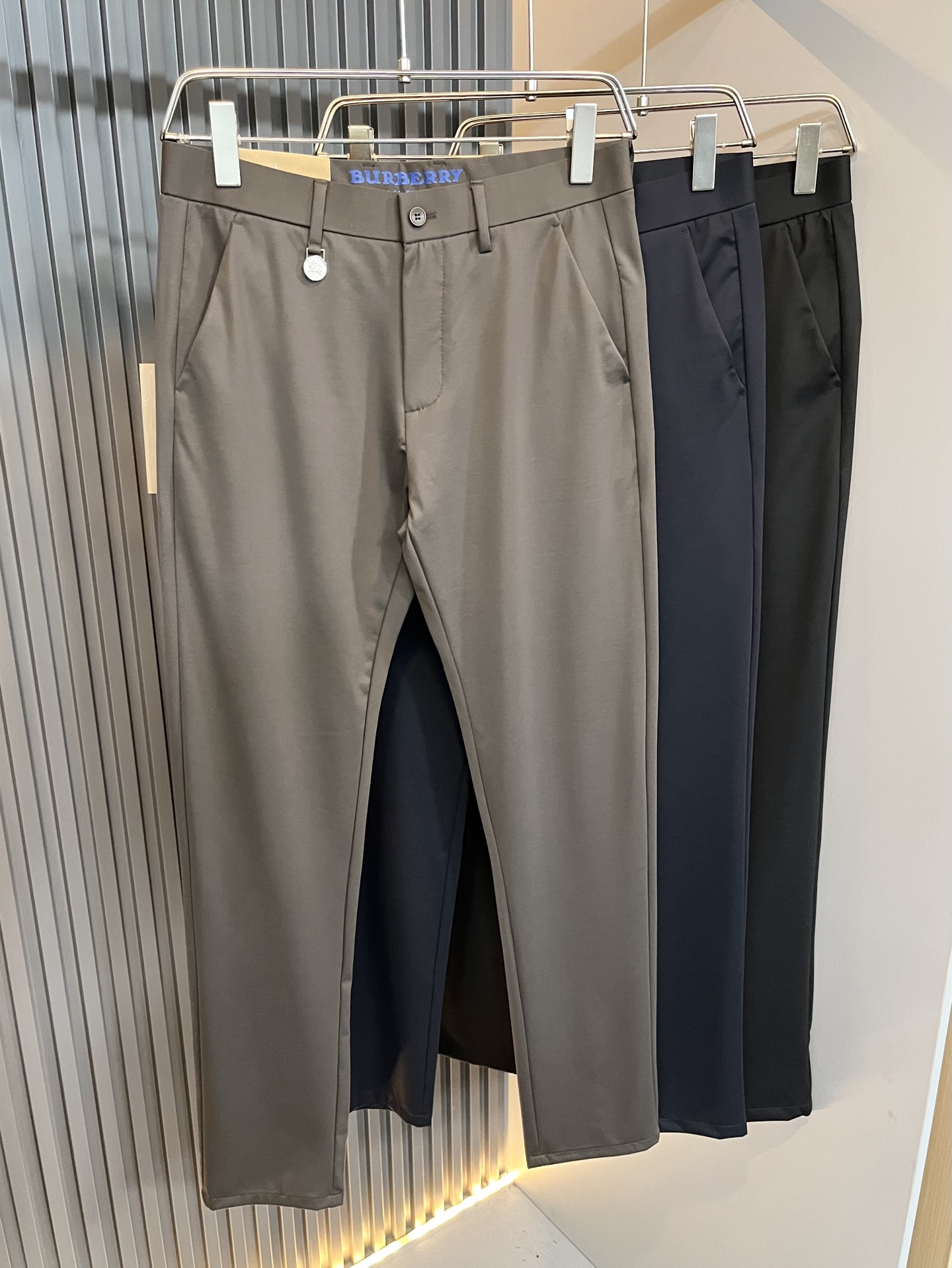 NO:421880,BURBER*Y Ba*li 2025 spring and summer men's casual trousers, classic basic men's straight-leg pants, simple solid color and versatile hardware logo accessories, classic inner British style strips wrapped around, obvious iconic, a must-have for wardrobe, on sale, full quality foreign trade orders. It has a strong British style. It has long been synonymous with luxury, quality, innovation and eternal classics. Its windbreaker is famous all over the world as a brand logo. It has a traditional British design style, with unique fabrics and elegant style. The drastic transformation design forms a continuous totem print, and the simple font replaces the classic knight logo, completely subverting the original style.  The counter model show series is very fashionable, a simple, refreshing, fashionable and versatile casual style. They are all super stylish, and it is the dazzling dark horse this season and the most appropriate color. Size 30-40 37 39, burberry, alexander wang19860909BURBER*Y巴*莉 2025春夏男士休闲西裤,男士经典基础款小直筒裤 简洁纯色百搭款五金logo辅料配合 经典内里英伦风条包边,标志性明显,衣橱必备,专柜在售,全品相外贸订单.是具有浓厚英伦风格.长久以来成为奢华、品质、创新以及永恒经典的代名词,旗下的风衣作为品牌标识享誉全球.带有一股英国传统的设计风格,独特的布料、大方优雅为主.大刀阔斧的转型设计,组成连续图腾印花,简约的字体取代了经典的骑士标志,彻头彻尾地颠覆了原始风格. 专柜模特走秀系列,非常时尚一款简单清爽时尚百搭休闲款,都超级有型,更是本季让人眼前一亮的黑马,也是最应景的色彩,尺码30-40 37 39,,burberry,alexander wang,Men's clothing