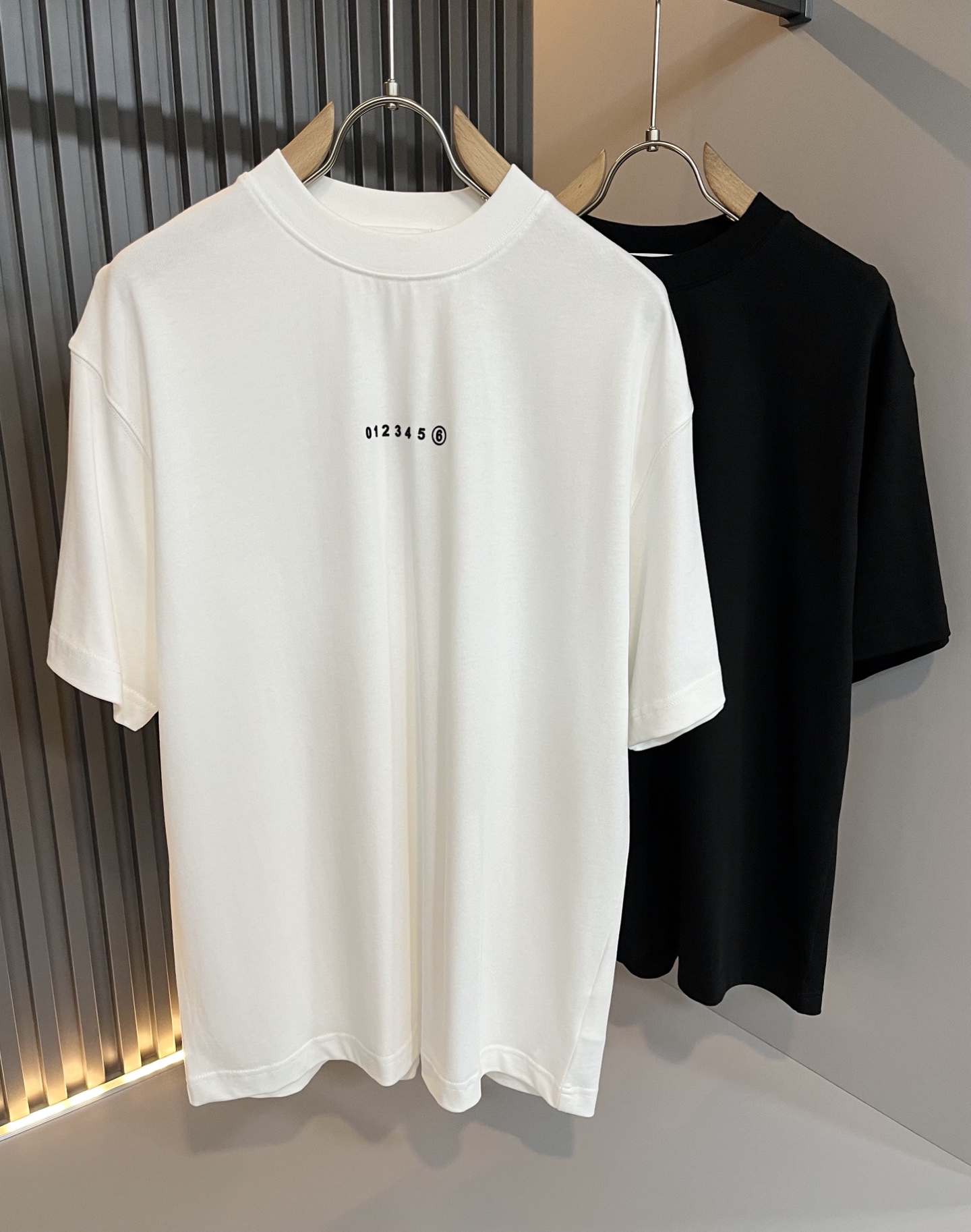 NO:421968,Maison Margiel 2025 spring and summer new short-sleeved T-shirt for men and women, and the counter is available at the same time!  Customized exclusive wash water pure cotton fabric, chest logo pattern glue-pressing design!  Simple and generous, calm and versatile, extremely high-end, perfectly integrated with fashion and style, a top fashionable style that perfectly suits the outside wear!  The overall feeling is natural!  Extremely classic versatile casual pants, customized original cotton fabric!  The ultimate perfection of heavy industry!  Fans who pursue high quality are please buy them by themselves, and all fans who know the goods are invited to appreciate this model together!  !  Size S-2XL, Masion Margiela, T-shirt,tees, t-shirt,alexander wang19860909马吉拉 maison margiel 2025春夏新款男女同款短袖T恤,专柜同步发售！定制专属洗水纯棉面料,胸前logo图案压胶设计！简约大方,从容百搭,档次极高,完美融入时尚还有风情感一款完美符合外穿的顶尖时髦气质款！整体给人浑然天成的感觉！极致经典的百搭型休闲裤,定制原版纯棉面料！极致的重工极致的完美！追求高品质的粉丝们请自行抢购,诚邀所有识货的粉丝一同鉴赏此款！！尺码S-2XL,,masion margiela,T-shirt,tees，t-shirt,alexander wang,Men's clothing