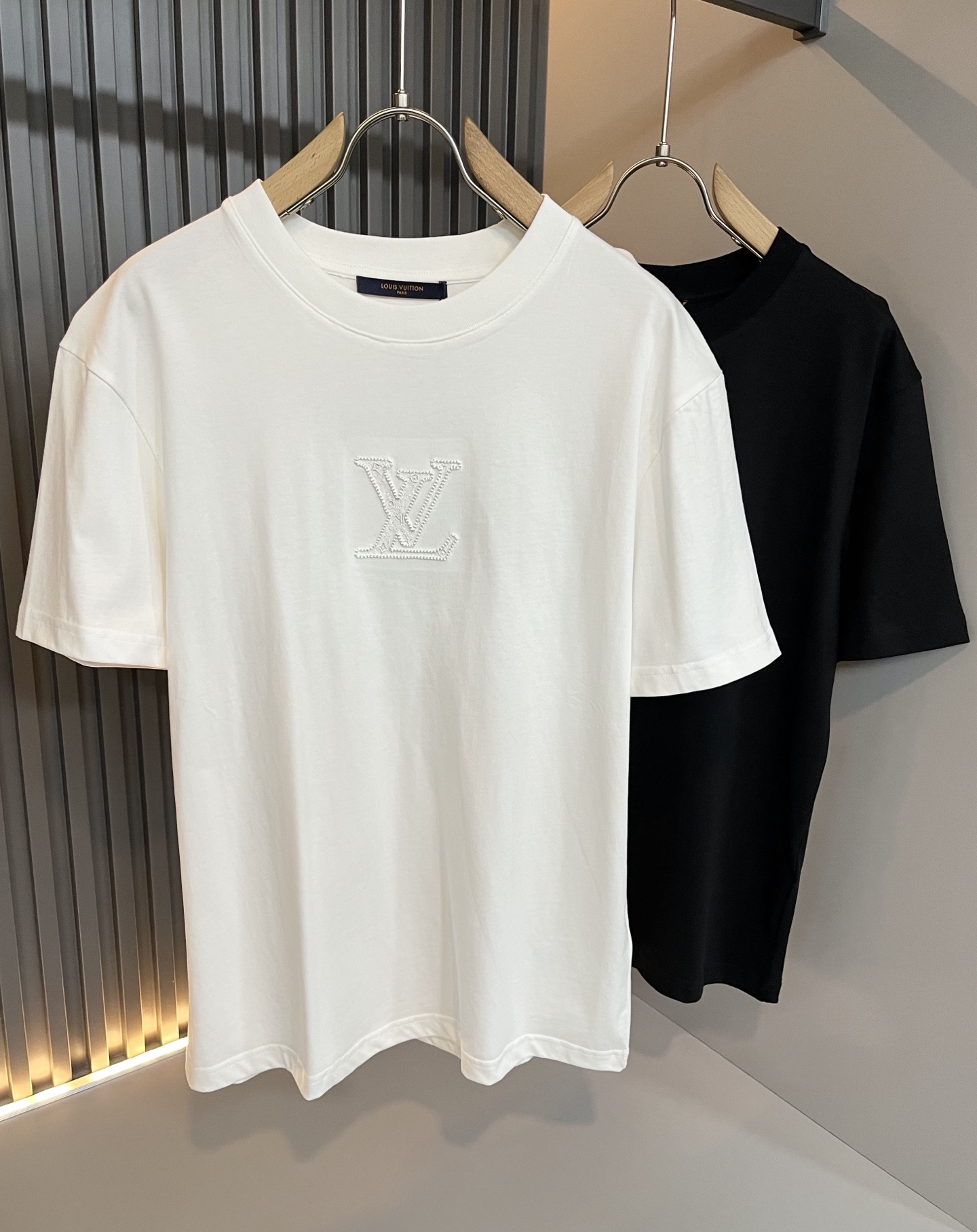 NO:421975,LouisVuitt*Louis*Deng The new series of spring and summer 2025 products are launched, a very fashionable and avant-garde short-sleeved T-shirt for men and women, with logo embroidery embroidery decoration!  Different from the past, it declares the design concept that has been passed down for many years in the brand!  Its eye-catchingness is no less than any classic style, perfectly presenting the fashionable, high-end and luxurious feeling in front of the world!  Made of imported cotton materials, selected high-quality pure cotton fabrics, soft and soft to the touch, the real thing is definitely beyond your imagination, close to the body and breathable, even if you sweat profusely, you will not feel greasy or stuffy, and will bring sweating and moisture absorption to the extreme!  Size M-3XL, louis vuitton,louis vuitton,t-shirt,tees,t-shirt,alexander wang19860909LouisVuitt*路易*登 2025春夏全新系列单品上线,非常时髦前卫的一款男女同款短袖T恤,标识logo图案刺绣修饰！区别于以往的不同,宣示品牌传承多年的设计理念！其吸睛度完全不亚于任何经典款式,将时髦高级感与奢华感完美呈现在世人眼前！客供进口全棉材质制成,精选优质纯棉面料,触感软糯亲肤细腻,实物到手绝对超乎你的想象,贴身无比舒适透气,即便是汗流浃背也不会有腻身及闷热感可言,将排汗吸湿性发挥到了极致！尺码M-3XL,,louis vuitton,louis vuitton,T-shirt,tees，t-shirt,alexander wang,Men's clothing