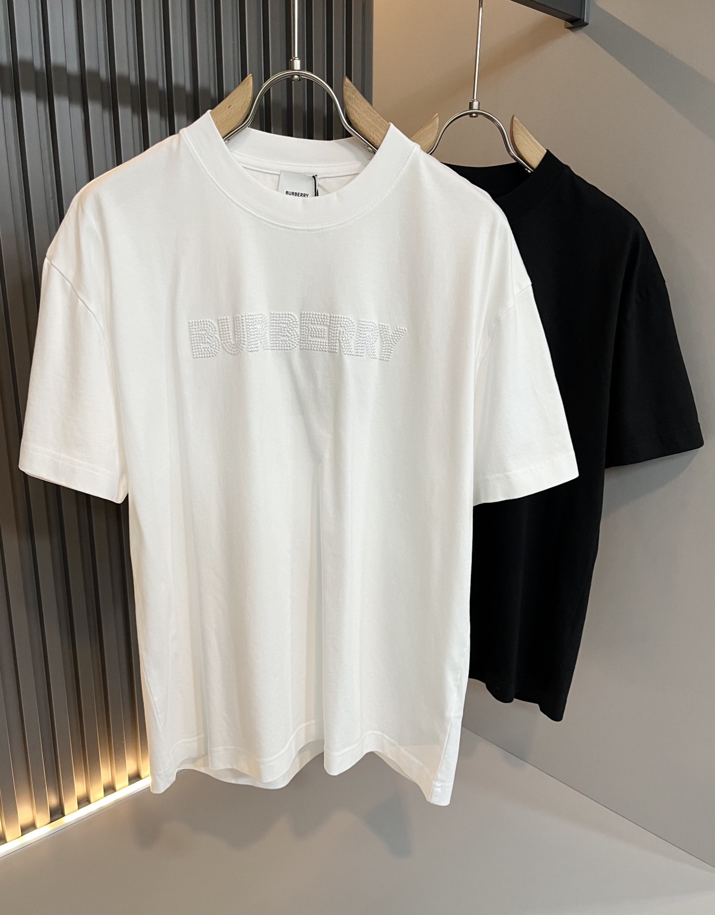 NO:421928,BURBER*Y Ba*li's new spring and summer 2025 short-sleeved T-shirt for men and women, is coming, and is made of a popular environmentally friendly pure cotton fabric recently. It is a high-end outdoor sports and leisure series, which is very popular in sports!  BUR's latest special material, logo logo pattern embroidery design!  Fabric is also called memory cloth, which refers to fabrics with morphological memory functions. It instantly kills all versions on the market. It can only be said that it is not a level of existence at all. Whether it is material, detail restoration and craftsmanship, you are not afraid of any challenges. Just to contribute wonderful products to everyone. As always, it is consistent. A style that implements the core concept of BUR will be closely tied to fashion, always maintaining perfection, a simple but not simple design style perfectly meets the outfit you need in daily life. Size: M-3XL, burberry, T-shirt, tees, t-shirt, alexander wang19860909BURBER*Y巴*莉2025春夏新品男女同款短袖T恤,重磅来袭,最近比较火热的环保纯棉面料制作而成,高端户外运动休闲系列,非常火热运动风潮！BUR最新研发的特殊材质,标志logo图案刺绣设计！面料也叫记忆布,是指具有形态记忆功能的面料,秒杀市面上一切版本,只能说根本就不是一个级别的存在,不管是材质还是细节还原度以及工艺制作方面,不惧任何挑战,只为给大家奉献绝妙产物一如既往,始终如一,贯彻了BUR核心理念的一个款式将与时尚紧紧的捆绑在一起,时刻保持完美,简约而不简单的的设计风格,完美的满足了你日常所需要的穿搭.尺码:M-3XL,,burberry,T-shirt,tees，t-shirt,alexander wang,Men's clothing