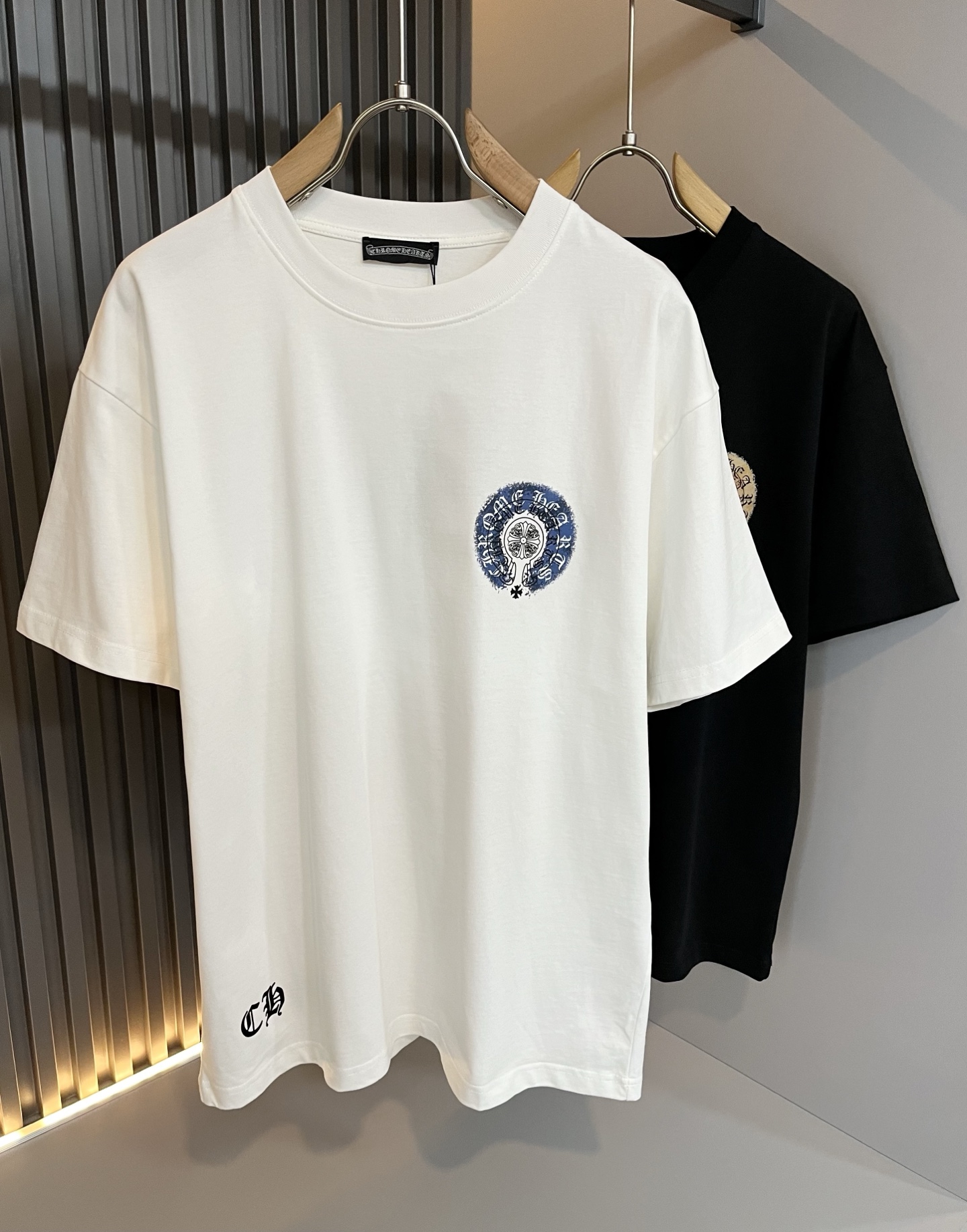 NO:425720,Chrome Hear*s 2025 spring and summer new product for men and women the same style as gram* heart short-sleeved T-shirt, recommended for cracked walls!  The fashionable and arrogant Chrome Hear*s is favored by the whole world. The 2025SS hits the stimulus version, the classic short-sleeved T-sleeved elements, and the front and rear logo printing design!  Full of fashionable luxury style, exuding a charming sense of art!  Large and lazy, high-end exclusive wash water pure cotton material for customer supply!  Super comfortable upper body!  Large oversized shoulder-falling!  Men and women are the same style!  Size S-XL, chrome hearts, T-shirt,tees, t-shirt,alexander wang19860909Chrome Hear*s 克*心 2025春夏新品男女同款克*心短袖T恤,墙裂推荐！时尚傲娇的Chrome Hear*s,被全世界宠幸着.2025SS引爆款,经典克*心元素断绝短袖T,前后logo印花设计！充满了时尚的奢华风,散发着迷人的艺术感！宽大慵懒,客供高端专属洗水纯棉材质！上身超级舒适！大廓形大落肩！男女同款入！尺码S-XL,,chrome hearts,T-shirt,tees，t-shirt,alexander wang,Men's clothing