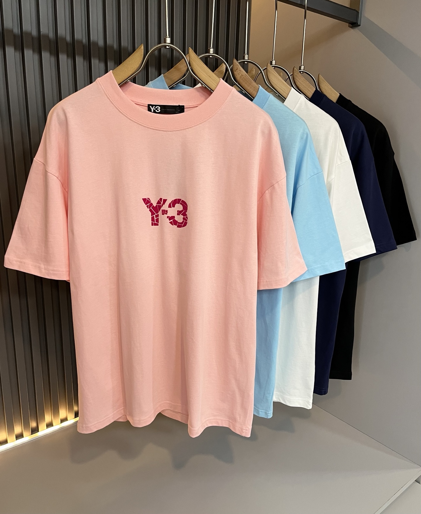 NO:421958,Y-3 Yamamoto *Yoji 2025 spring and summer new product for men and women the same style for old washing water short-sleeved T-shirt, one fabric has a very comfortable upper body. You must have it, and the counter is synchronized. The Y-3 letter logo velvet design in front and back of the body!  Trading company channel, fashionable and stylish upper body, full of energy!  Customized original 260g pure cotton fabric!  The feel is delicate and silky, and the texture gives you the ultimate wearing experience, without any weight bearing, and it also has strong breathable and quick drying. It is really an excellent choice in the hot summer!  The luxurious and attractive color scheme is full of the atmosphere of a big brand, the visual effect is unparalleled, the color fastness is impeccable, and the unique words are more pleasing to the eye-catching fashion charm!  The precise three-dimensional style is cut, and the upper body is super fashionable and stylish, creating a different street sports style!  Size S-XL, T-shirt,tees,t-shirt,alexander wang19860909Y- 3山本*耀司 2025春夏新品男女同款做旧洗水短袖T恤 ,一面料上身舒适感非常好.炸街必须要拥有它,专柜同步.衣身前后Y-3字母logo压绒设计！贸易公司渠道,上身时尚有型,精气神十足！定制原版260克纯棉面料！手感细腻丝滑,质感给你带来极致的穿着体验,毫无负重感,同时也极具强大的透气速干性,真是炎炎夏日里的绝佳之选！奢华耐看的配色充满了大牌气息,视觉效果无与伦比,色牢度更是无懈可击,独特的字样更养眼的时尚魅力值！精准立体的版型裁剪,上身超级时髦有型,打造出不一样的街头运动范儿！尺码S-XL,,T-shirt,tees，t-shirt,alexander wang,Men's clothing