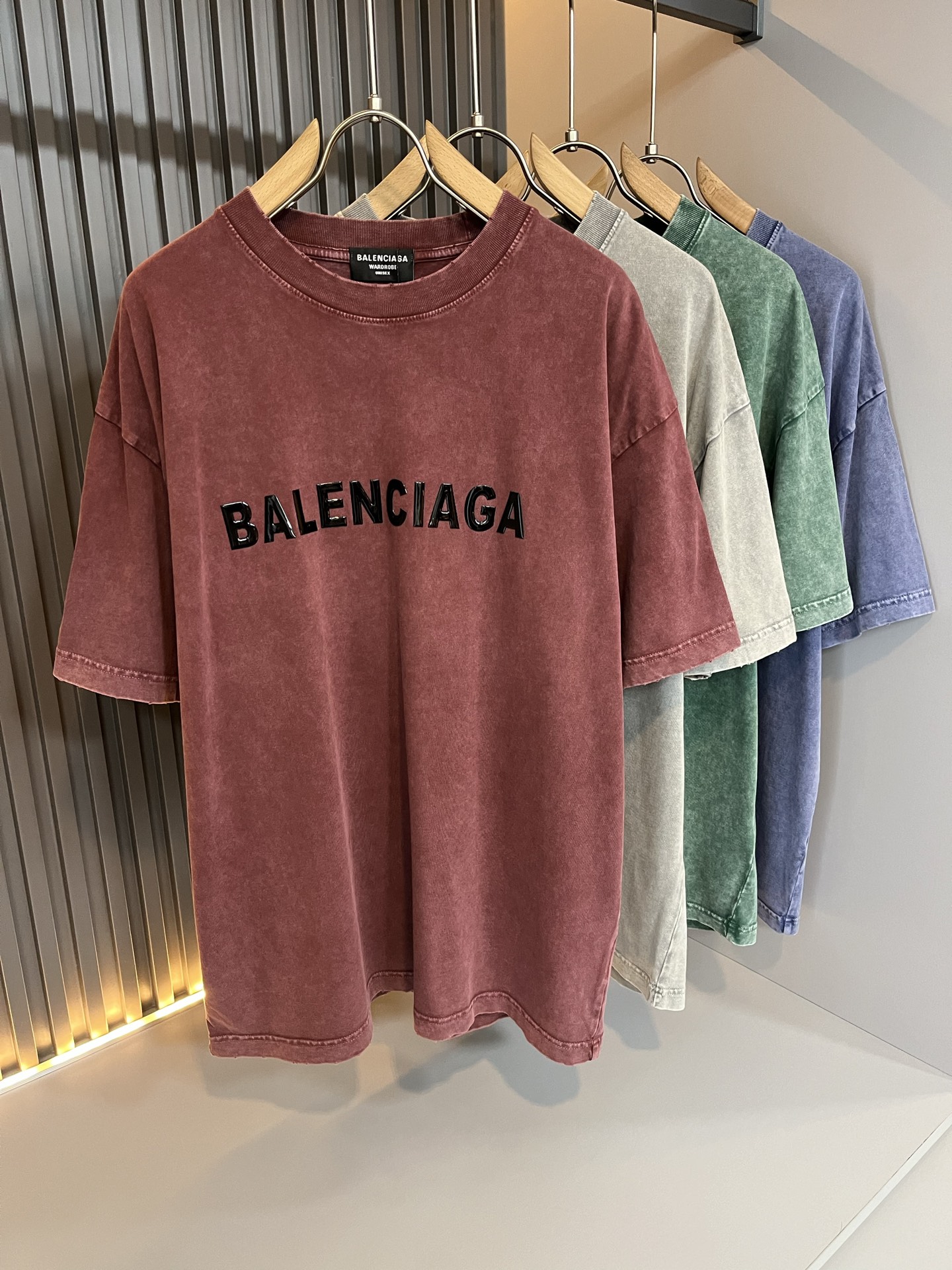 NO:421922,BALENCI*GA Paris* Home 2025 Spring and Summer New Men and Women's Same Short-Sleeve T-shirt!  Fashionable casual short-sleeved T-shirt with catwalk pattern prints!  Design logo glue pressing design!  The most designed and selected pure cotton fabrics are soft and skin-friendly, comfortable and breathable, and you can’t picky about the physical objects. The real thing will definitely make you love it!  Loose, small, shoulder-dead round neck cut, genderless couple mixed styles, opening up a new fashion charm!  Differentiate the market version of the high-end custom series!  Size S-XL, balenciaga, T-shirt,tees, t-shirt,alexander wang19860909BALENCI*GA巴黎*家 2025春夏新款男女同款短袖T恤！走秀图案印花时尚休闲短袖T恤衫！设计logo压胶设计！极具设计精选客供纯棉面料,手感柔软亲肤,着身舒适透气性都无法挑剔,实物绝对会让你爱不释手！宽松小落肩的圆领版型裁剪,无性别主义的情侣混穿款式,打开全新的时装新韵味！区别市场版本高定系列！尺码S-XL,,balenciaga,T-shirt,tees，t-shirt,alexander wang,Men's clothing