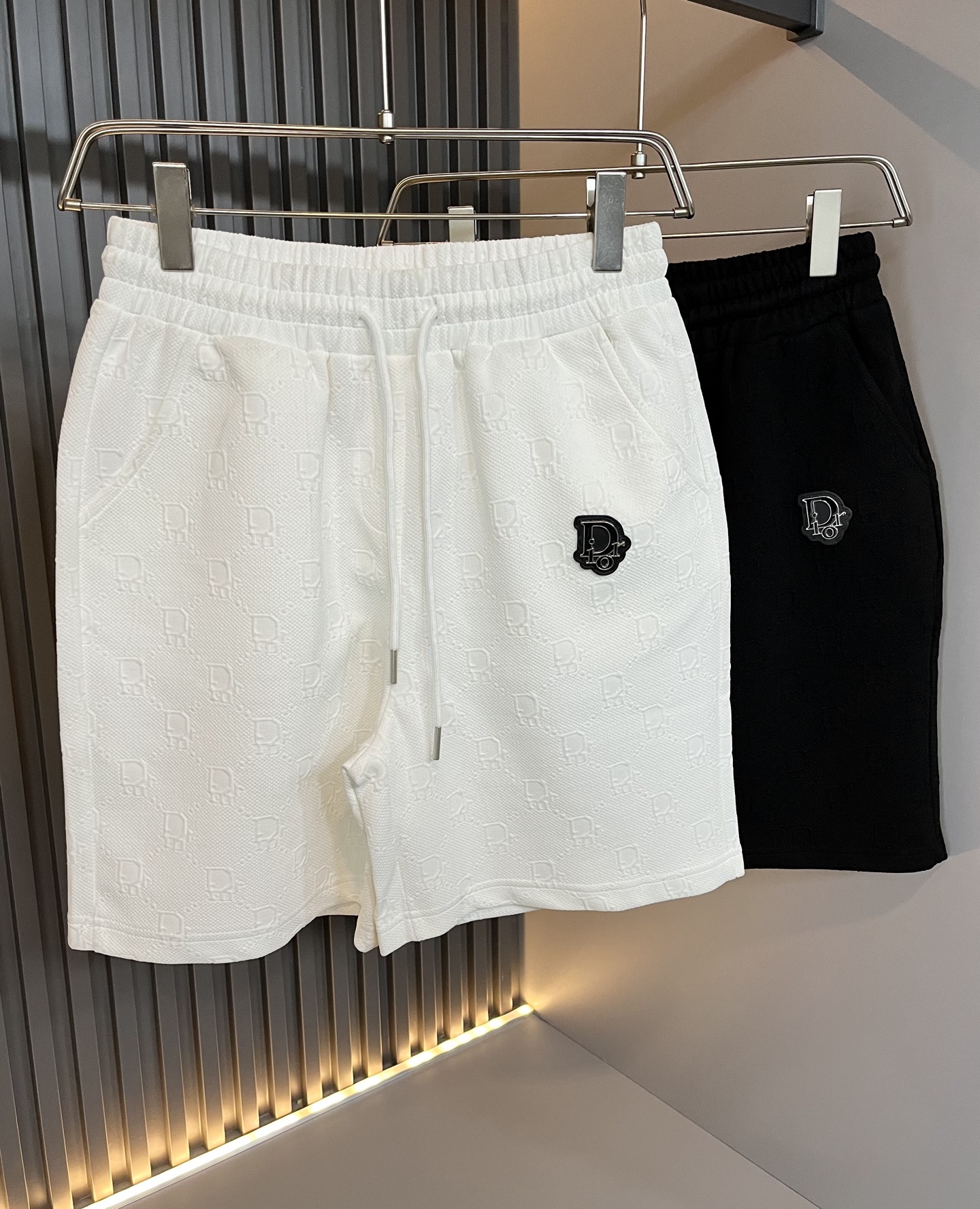 NO:421914,Dio*Di*Ao 2025 spring and summer new styles for men and women, casual drawstring webbing casual shorts, same style for men and women!  Match with the logo of presbyterian letters!  Fashionable sports casual pants!  The fabric is made of imported materials!  Made of exclusive pure cotton fabric, the fabric feels solid, thick, soft and soft, and is very skin-friendly and comfortable to wear, and is also extremely breathable and hygroscopic. It is a brand logo product!  Integrate the avant-garde street atmosphere into this item, exuding a sense of vitality and youthful fashion!  Casual trouser style cuts, easy to control for both men and women!  Recommended treasures that are hard to come by, don’t miss them if you like them!  Size M-3XL, dior, shorts, alexander wang19860909Dio*迪*奥 2025春夏新款男女同款休闲抽绳织带休闲短裤,男女同款！搭配老花字母logo设计！时尚运动休闲裤！面料采用进口材质！专属纯棉面料制作而成,面料手感瓷实温厚软糯,贴身穿着非常的亲肤舒适,并且透气性与吸湿性也极为优越,满满品牌标志产品！将前卫的街头气息融入进这款单品之中,散发着满满的活力与青春时尚感！休闲的裤装版型裁剪,无论男女皆可轻松驾驭！可遇不可求的宝藏好物推荐,喜欢的千万不要错过！尺码M-3XL,,dior,shorts,alexander wang,Men's clothing