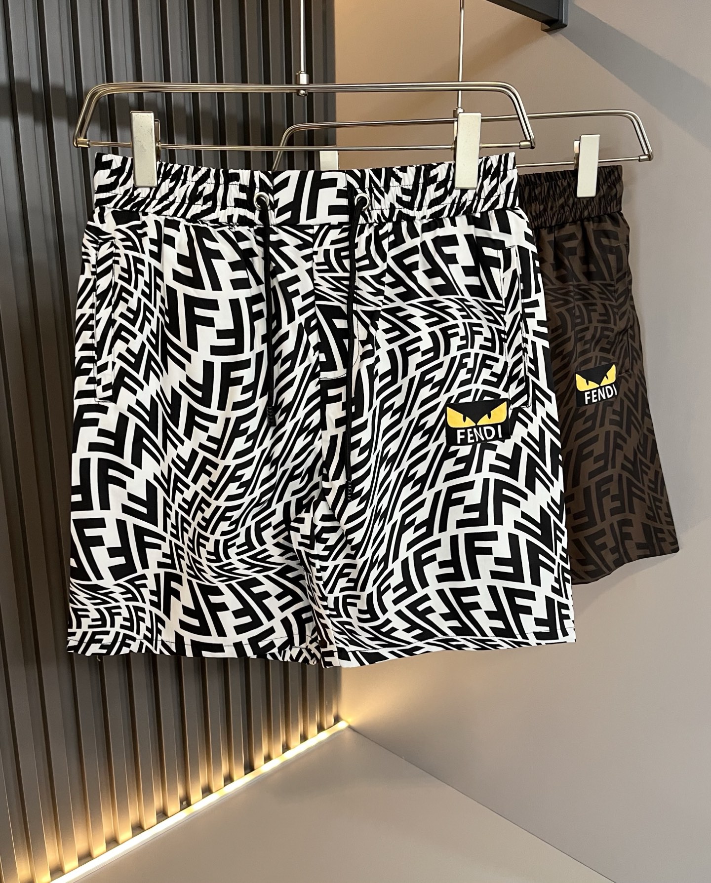 NO:421900,FEN*DI 2025 spring and summer new classic casual versatile drawstring shorts, trading company channel orders, FD early spring versatile casual shorts, trendy design among big brands, original exclusive pure cotton material for customer supply!  It has a wide feeling and will not soften and have a texture!  The wiring is neat and delicate, custom drawstrings at the waist, and a panoramic FF logo logo printing design!  Showing the brand’s accent, it is the most fashionable to wear any short sleeves at will. It is the first choice for spring and summer wardrobe and one of the must-have brands in fashion trendsetter wardrobe!  Very brand recognition!  And the creation of bright devil eyes is very eye-catching!  The drawstring design is very user-friendly, and the overall versatile and beautiful!  Size M-3XL, fendi, shorts, T-shirt, alexander wang19860909FEN*DI芬*迪 2025春夏新款经典休闲百搭抽绳短裤,贸易公司渠道订单,FD早春百搭休闲短裤,大牌中的潮流设计,客供原版专属纯棉材质！自带挺阔感不会软塌有质感！走线工整细腻,腰部定制抽绳,全景FF标志logo印花设计！彰显品牌腔调,随意搭任何短袖都是最时尚的存在,春夏衣橱首选单品,时尚弄潮儿衣柜中必备品牌之一！非常具有品牌辨识度！且亮色恶魔眼的打造,十足吸睛！抽绳的设计非常人性化,整体百搭又好看！尺码M-3XL,,fendi,shorts,T-shirt,alexander wang,Men's clothing