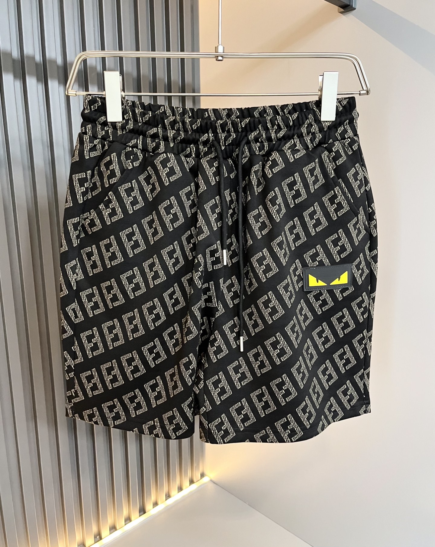 NO:421908,FEN*DI 2025 spring and summer new classic casual versatile drawstring shorts, trading company channel orders, FD early spring versatile casual shorts, trendy design among big brands, original exclusive pure cotton material for customer supply!  It has a wide feeling and will not soften and have a texture!  The wiring is neat and delicate, custom drawstrings at the waist, and a panoramic FF logo logo design!  Showing the brand’s accent, it is the most fashionable to wear any short sleeves at will. It is the first choice for spring and summer wardrobe and one of the must-have brands in fashion trendsetter wardrobe!  Very brand recognition!  And the creation of bright devil eyes is very eye-catching!  The drawstring design is very user-friendly, and the overall versatile and beautiful!  Size M-3XL, fendi, shorts, T-shirt, alexander wang19860909FEN*DI芬*迪 2025春夏新款经典休闲百搭抽绳短裤,贸易公司渠道订单,FD早春百搭休闲短裤,大牌中的潮流设计,客供原版专属纯棉材质！自带挺阔感不会软塌有质感！走线工整细腻,腰部定制抽绳,全景FF标志logo设计！彰显品牌腔调,随意搭任何短袖都是最时尚的存在,春夏衣橱首选单品,时尚弄潮儿衣柜中必备品牌之一！非常具有品牌辨识度！且亮色恶魔眼的打造,十足吸睛！抽绳的设计非常人性化,整体百搭又好看！尺码M-3XL,,fendi,shorts,T-shirt,alexander wang,Men's clothing