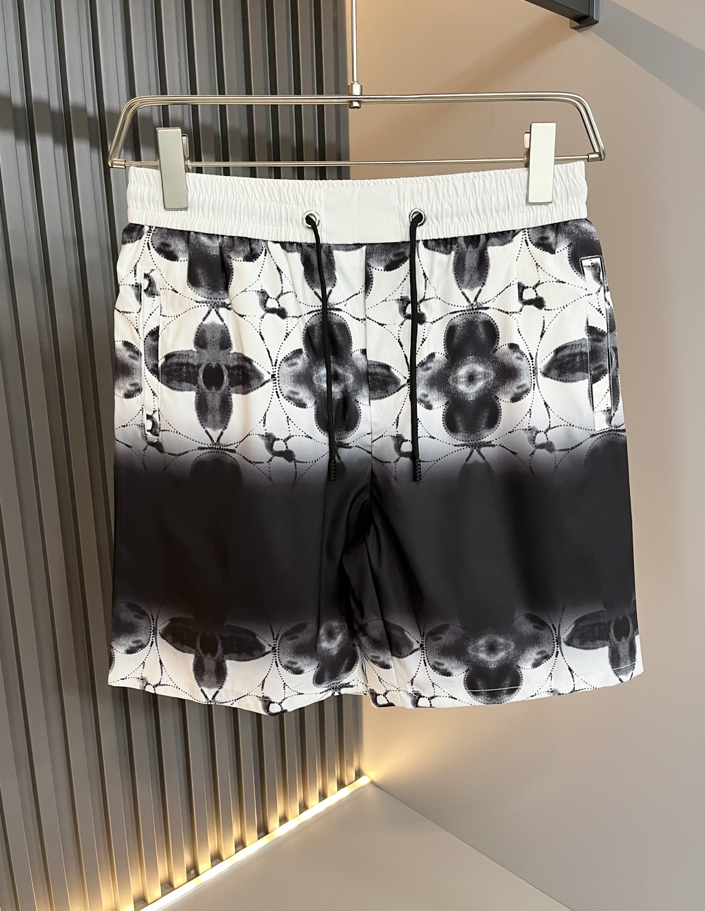 NO:421889,Louis Vuit*on Louis*den 2025 Spring and Summer Men and Women's Logo Casual Shorts, 2025 New Men and Women's Casual Shorts are launched, and it is another masterpiece that makes people shine!  Theme concept of the road * Vuitton, panoramic logo pattern printing decoration!  You can immediately feel its uniqueness when worn on the body, with a strong brand style and a relaxed look that will make you the highlight of the public!  Just because I was planted at a glance, I had to use materials, handicrafts, design and other production processes to the extreme, and imported polyester fiber fabrics!  The texture of this model is quite touching, the specifications and grades are known at the tentacles. The delicateness and breathability are top-notch. It instantly kills all versions in the industry. The versatile and elegant style is popular all over the world as soon as it was released. Hollywood big names and celebrities and internet celebrities are all taking the lead in buying it. I recommend it by myself. I must buy a shorts for men and women this summer!  Size M-3XL, louis vuitton,louis vuitton,shorts,alexander wang19860909Louis Vuit*on路易*登 2025春夏男女同款logo休闲短裤,2025新款男女同款休闲短裤上线了,又是一件让人眼前一亮的佳作！主题概念的路*威登,全景logo图案印花修饰！穿上身马上就能感受到它的与众不同,品牌风格浓烈,轻松的能让你变成大众亮点！只因为一眼就被种草,喜欢就要任性用料、手工、 设计等各方面的制作工序都是做到了极致,百分百进口聚酯纤维的面料！此款的质感相当感人 触手便知规格档次 细腻程度与透气效果堪称顶级 秒杀业内一切版本的存在.百搭的气质款,一发布就火爆全球,好莱坞大咖 明星大V网红都纷纷抢先入手,自留墙裂推荐,今年夏天必入的一款短裤男女同款！ 尺码M-3XL,,louis vuitton,louis vuitton,shorts,alexander wang,Men's clothing