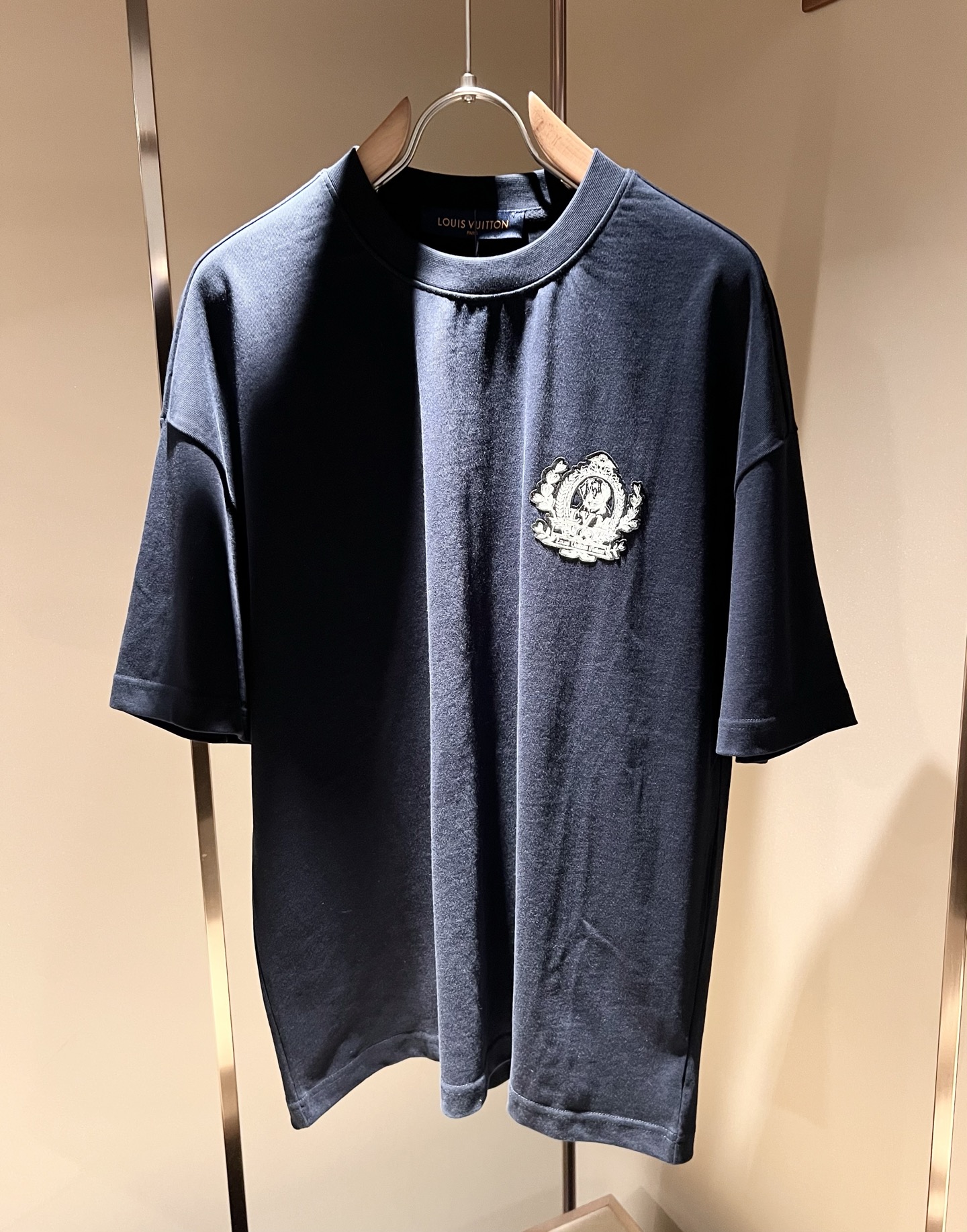 NO:421964,LouisVuitt*Louis*Deng The new series of products in 2025 spring and summer are launched, a very fashionable and avant-garde casual suit for men and women, with logo pattern glue-touching decoration!  Different from the past, it declares the design concept that has been passed down for many years in the brand!  Its eye-catchingness is no less than any classic style, perfectly presenting the fashionable, high-end and luxurious feeling in front of the world!  Made of imported cotton, the customer-supplied and imported cotton material is selected, with a high-quality 260g pure cotton fabric, which has a soft and soft touch, and the real thing is definitely beyond your imagination. It is extremely comfortable and breathable in close body. Even if you sweat profusely, you will not feel greasy or stuffy. It will bring sweating and moisture absorption to the extreme!  Size M-2XL, louis vuitton,louis vuitton,alexander wang19860909LouisVuitt*路易*登 2025春夏全新系列单品上线,非常时髦前卫的一款男女同款休闲套装,标识logo图案压胶修饰！区别于以往的不同,宣示品牌传承多年的设计理念！其吸睛度完全不亚于任何经典款式,将时髦高级感与奢华感完美呈现在世人眼前！客供进口全棉材质制成,精选优质260g纯棉面料,触感软糯亲肤细腻,实物到手绝对超乎你的想象,贴身无比舒适透气,即便是汗流浃背也不会有腻身及闷热感可言,将排汗吸湿性发挥到了极致！尺码M-2XL,,louis vuitton,louis vuitton,alexander wang,Men's clothing