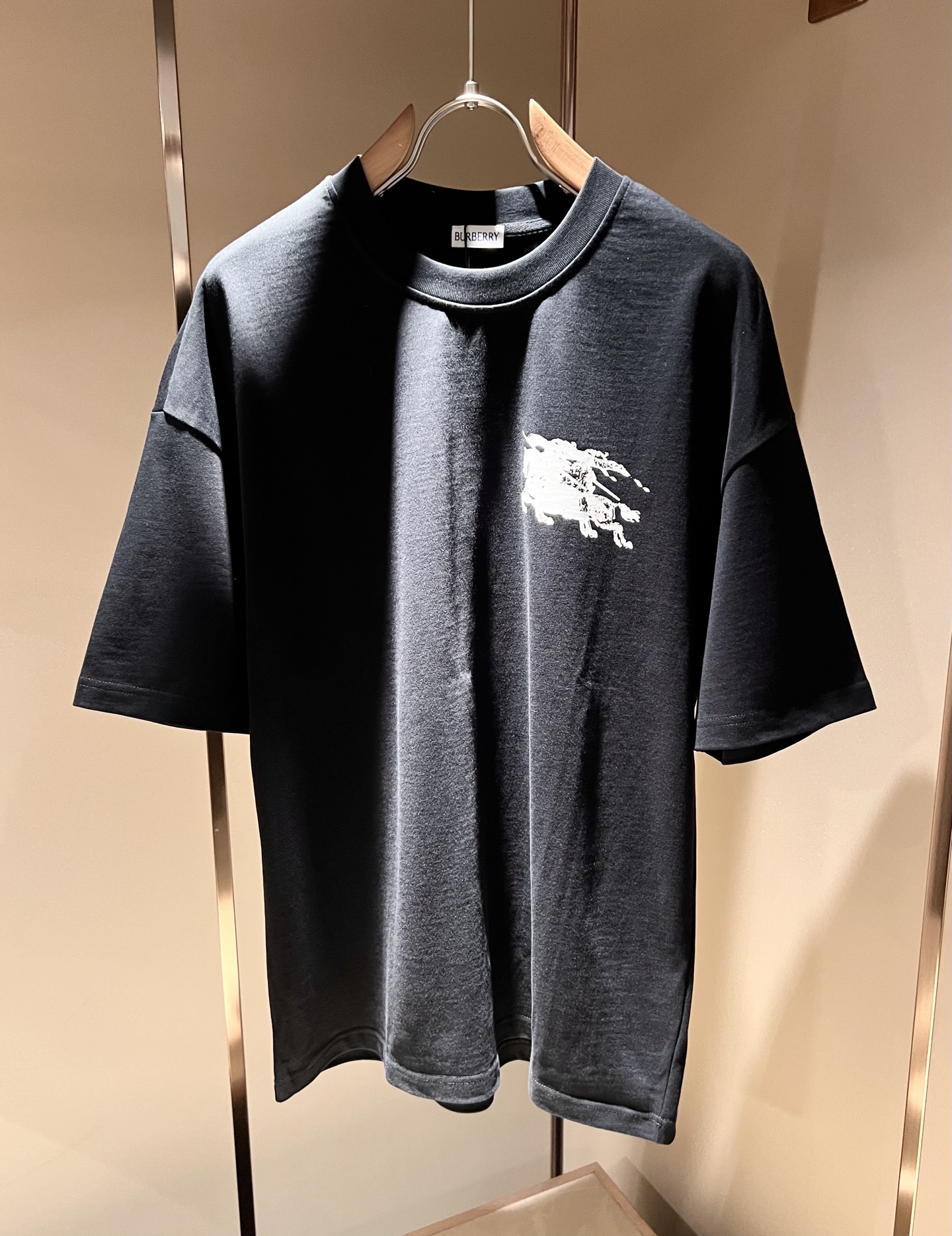 NO:421951,Bur*erry 2025 spring and summer new men and women's same casual suit, the latest brand design elements!  Neither monotonous nor complicated, the benefits show taste!  Customer-supplied top-quality custom glue press logo design!  Comfortable, sweat-absorbing and breathable, the unique high-end fabric presents a simple and elegant temperament!  Customized original logo pattern glue pressing design!  Full three-dimensional! Standard cutting design!  Every detail is a synchronized with high-end fashion. Size: M-2XL, burberry, alexander wang19860909Bur*erry 巴*莉 2025春夏新款男女同款休闲套装,品牌最新设计元素！既不单调也不复杂,好处的展现品味！客供顶级定制压胶logo设计！舒适吸汗透气根本不在话下,面料独具的高奢感呈现简约优雅气质！定制原版logo图案压胶设计！饱满立体!标准裁剪设计！每一处细节都是与高端时尚同步的体现.尺码:M-2XL,,burberry,alexander wang,Men's clothing