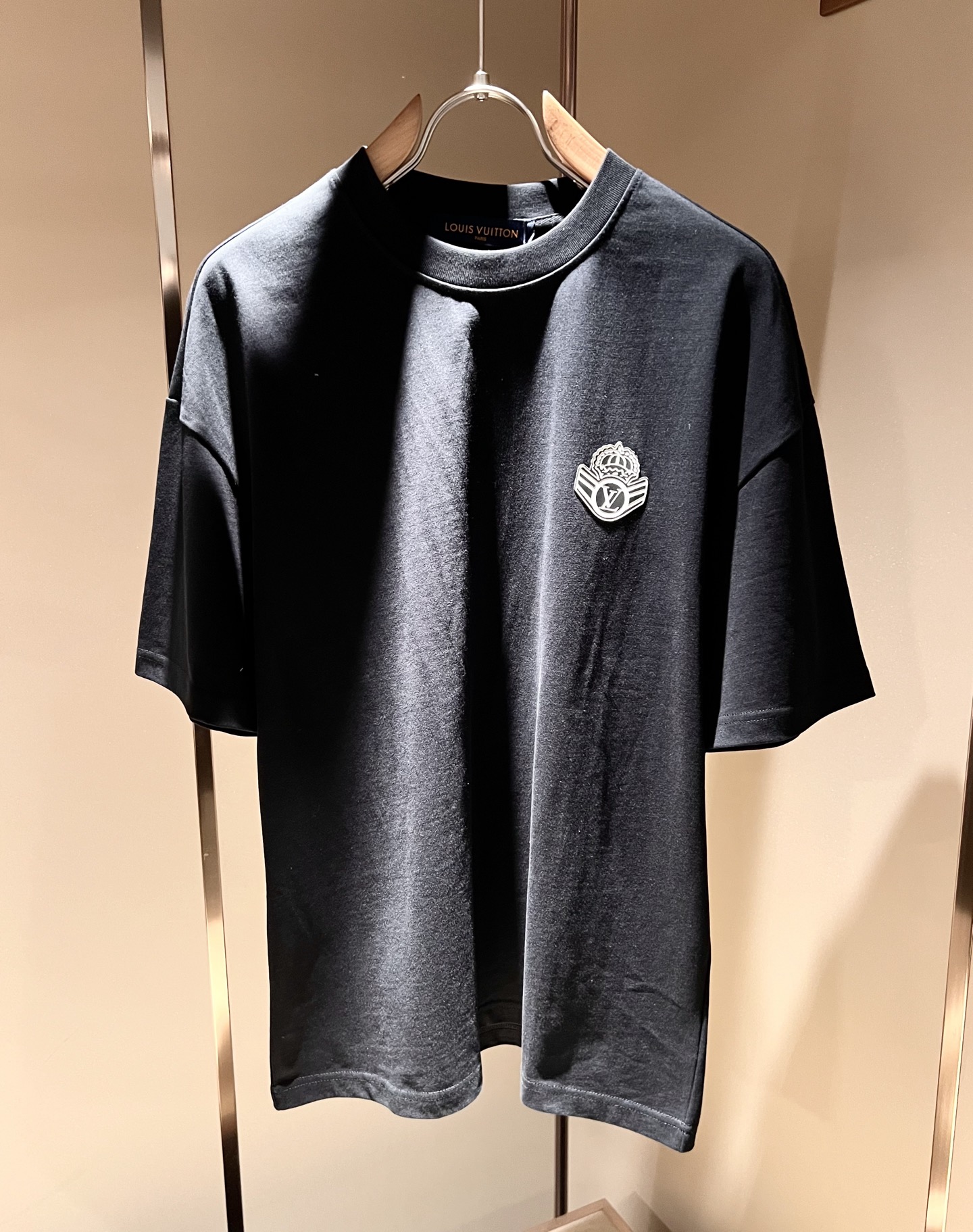 NO:421979,LouisVuitt*Louis*Deng The new series of spring and summer 2025 products are launched, a very fashionable and avant-garde casual suit for men and women, with logo pattern glue-touching decoration!  Different from the past, it declares the design concept that has been passed down for many years in the brand!  Its eye-catchingness is no less than any classic style, perfectly presenting the fashionable, high-end and luxurious feeling in front of the world!  Made of imported cotton, the customer-supplied and imported cotton material is selected, with a high-quality 260g pure cotton fabric, which has a soft and soft touch, and the real thing is definitely beyond your imagination. It is extremely comfortable and breathable in close body. Even if you sweat profusely, you will not feel greasy or stuffy. It will bring sweating and moisture absorption to the extreme!  Size M-2XL, louis vuitton,louis vuitton,alexander wang19860909LouisVuitt*路易*登 2025春夏全新系列单品上线,非常时髦前卫的一款男女同款休闲套装,标识logo图案压胶修饰！区别于以往的不同,宣示品牌传承多年的设计理念！其吸睛度完全不亚于任何经典款式,将时髦高级感与奢华感完美呈现在世人眼前！客供进口全棉材质制成,精选优质260g纯棉面料,触感软糯亲肤细腻,实物到手绝对超乎你的想象,贴身无比舒适透气,即便是汗流浃背也不会有腻身及闷热感可言,将排汗吸湿性发挥到了极致！尺码M-2XL,,louis vuitton,louis vuitton,alexander wang,Men's clothing