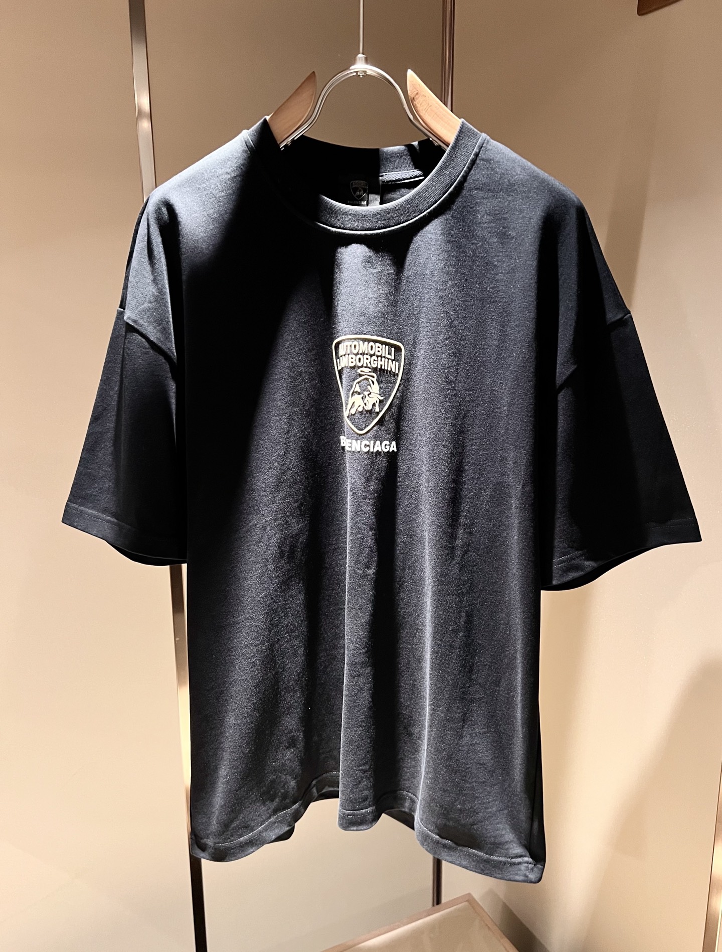 NO:421937,BALENCI*GA Paris* Home 2025 Spring and Summer New Men and Women's Same Casual Set, Showcase Pattern Print Fashionable Casual Short-Sleeved T-Shirt!  Design logo glue pressing design!  The most designed and selected customer-supplied 280g pure cotton fabric, which feels soft and skin-friendly, is comfortable and breathable, and you can’t picky about the real thing!  Loose, small, shoulder-dead round neck cut, genderless couple mixed styles, opening up a new fashion charm!  Differentiate the market version of the high-end custom series!  Size M-2XL, balenciaga, T-shirt,tees, t-shirt,alexander wang19860909BALENCI*GA巴黎*家 2025春夏新款男女同款休闲套装,走秀图案印花时尚休闲短袖T恤衫！设计logo压胶设计！极具设计精选客供280g纯棉面料,手感柔软亲肤,着身舒适透气性都无法挑剔,实物绝对会让你爱不释手！宽松小落肩的圆领版型裁剪,无性别主义的情侣混穿款式,打开全新的时装新韵味！区别市场版本高定系列！尺码M-2XL,,balenciaga,T-shirt,tees，t-shirt,alexander wang,Men's clothing