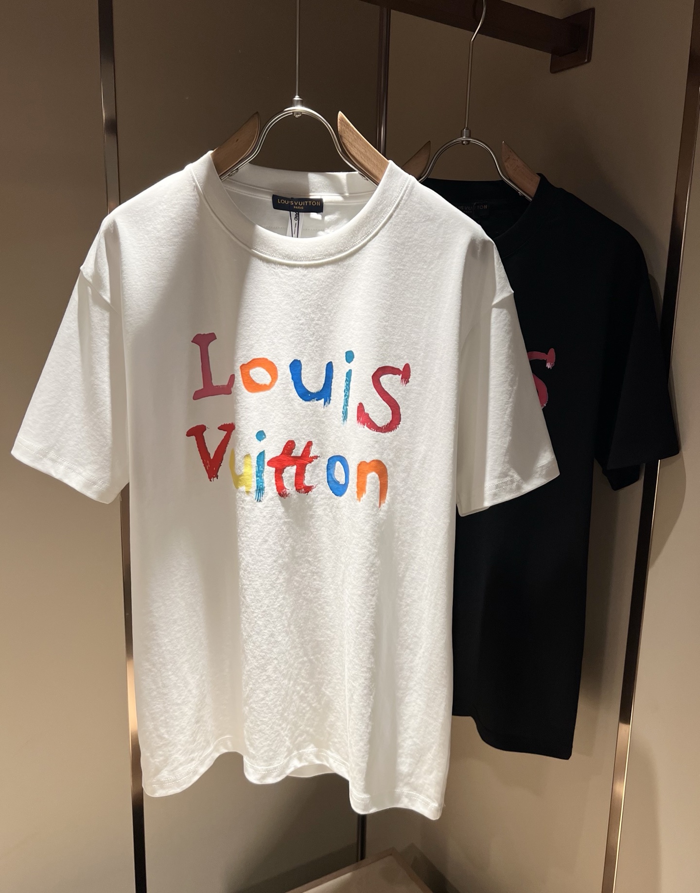 NO:421943,LouisVuitt*Louis*Deng The new series of products in 2025 spring and summer are launched, a very fashionable and avant-garde short-sleeved T-shirt for men and women, with logo pattern glue-touching!  Different from the past, it declares the design concept that has been passed down for many years in the brand!  Its eye-catchingness is no less than any classic style, perfectly presenting the fashionable, high-end and luxurious feeling in front of the world!  Made of imported 280 grams of cotton, selected high-quality pure cotton fabrics, soft and soft to the touch, the real thing is definitely beyond your imagination, close to the body and breathable, even if you sweat profusely, you will not feel greasy or stuffy, and will bring sweating and moisture absorption to the extreme!  Size M-3XL, louis vuitton,louis vuitton,t-shirt,tees,t-shirt,alexander wang19860909LouisVuitt*路易*登 2025春夏全新系列单品上线,非常时髦前卫的一款男女同款短袖T恤,标识logo图案压胶修饰！区别于以往的不同,宣示品牌传承多年的设计理念！其吸睛度完全不亚于任何经典款式,将时髦高级感与奢华感完美呈现在世人眼前！客供进口280克全棉材质制成,精选优质纯棉面料,触感软糯亲肤细腻,实物到手绝对超乎你的想象,贴身无比舒适透气,即便是汗流浃背也不会有腻身及闷热感可言,将排汗吸湿性发挥到了极致！尺码M-3XL,,louis vuitton,louis vuitton,T-shirt,tees，t-shirt,alexander wang,Men's clothing