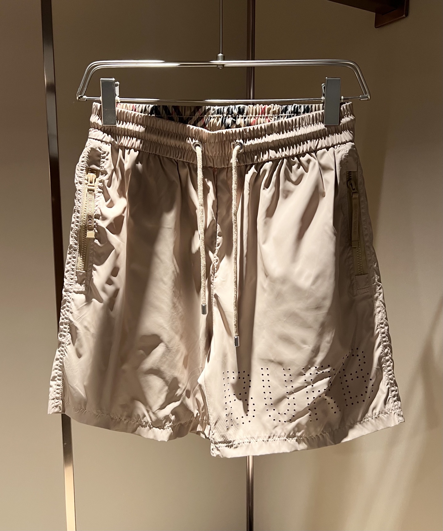 NO:490943,BURBER*Y Ba*li's new spring and summer 2025 set is coming, and it is made of a popular environmentally friendly polyester fiber memory fabric recently. It is a high-end outdoor sports and leisure series, which is very popular in sports!  The latest special material developed by BUR, memory fabric, is also called memory cloth, which refers to fabrics with morphological memory functions and clothing logo pattern design!  Selling all versions on the market in seconds is not a level at all. Whether it is material, detail restoration and craftsmanship, you are not afraid of any challenges. Just to contribute wonderful products to everyone as always and consistently. A style that implements the core concept of BUR closely ties the plaid and fashion, always maintains perfection, a simple but not simple design style perfectly meets the outfit you need in daily life. Size: M-3XL, burberry, alexander wang19860909BURBER*Y巴*莉2025春夏新品套装,重磅来袭,最近比较火热的环保聚酯纤维记忆面料制作而成,高端户外运动休闲系列,非常火热运动风潮！BUR最新研发的特殊材质,记忆面料也叫记忆布,是指具有形态记忆功能的面料,衣身logo图案设计！秒杀市面上一切版本,只能说根本就不是一个级别的存在,不管是材质还是细节还原度以及工艺制作方面,不惧任何挑战,只为给大家奉献绝妙产物一如既往,始终如一,贯彻了BUR核心理念的一个款式将格纹与时尚紧紧的捆绑在一起,时刻保持完美,简约而不简单的的设计风格,完美的满足了你日常所需要的穿搭.尺码:M-3XL,,burberry,alexander wang,Men's clothing