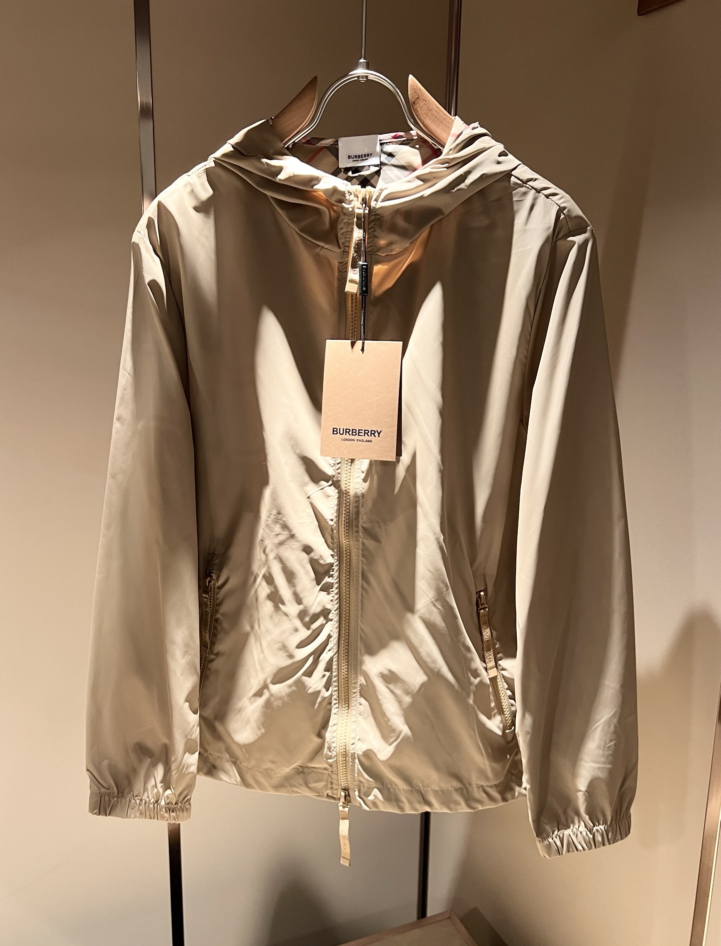 NO:421989,BURBER*Y Ba*li's new spring and summer 2025 set is coming, and it is made of a popular environmentally friendly polyester fiber memory fabric recently. It is a high-end outdoor sports and leisure series, which is very popular in sports!  The latest special material developed by BUR, memory fabric, is also called memory cloth, which refers to fabrics with morphological memory functions and clothing logo pattern design!  Selling all versions on the market in seconds is not a level at all. Whether it is material, detail restoration and craftsmanship, you are not afraid of any challenges. Just to contribute wonderful products to everyone as always and consistently. A style that implements the core concept of BUR closely ties the plaid and fashion, always maintains perfection, a simple but not simple design style perfectly meets the outfit you need in daily life. Size: M-3XL, burberry, alexander wang19860909BURBER*Y巴*莉2025春夏新品套装,重磅来袭,最近比较火热的环保聚酯纤维记忆面料制作而成,高端户外运动休闲系列,非常火热运动风潮！BUR最新研发的特殊材质,记忆面料也叫记忆布,是指具有形态记忆功能的面料,衣身logo图案设计！秒杀市面上一切版本,只能说根本就不是一个级别的存在,不管是材质还是细节还原度以及工艺制作方面,不惧任何挑战,只为给大家奉献绝妙产物一如既往,始终如一,贯彻了BUR核心理念的一个款式将格纹与时尚紧紧的捆绑在一起,时刻保持完美,简约而不简单的的设计风格,完美的满足了你日常所需要的穿搭.尺码:M-3XL,,burberry,alexander wang,Men's clothing