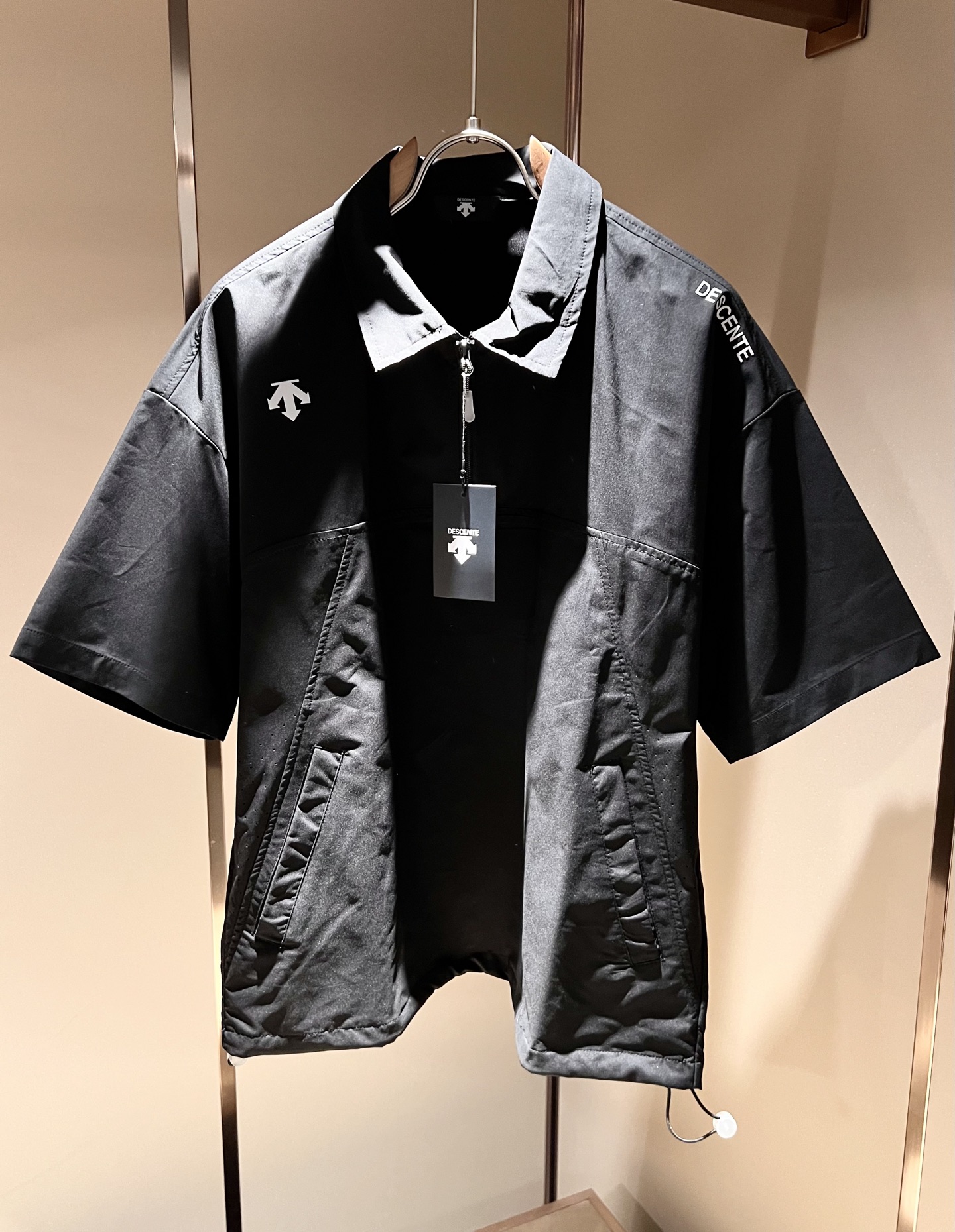 NO:422006,Desante DESCENTE 2025 spring and summer new men and women's same casual suit, a professional sports brand since 1935. For more than 80 years, it has always adhered to the 'Design That Moves' with the spirit of design-driven sports, integrating innovative technology with design aesthetics, and creating high-quality sports equipment in multiple professional fields such as skiing, golf, and triathlon!  The latest design elements of the brand!  In addition to being quite accomplished in style design, the most obvious or most expert should be to have deeper and unique insights and attainments in fabrics. Through continuous structural research and problem-solving, and characterized by unique research on fabrics, these alone are enough to support it to become the first new logo brand image in the clothing manufacturing industry. This model is made of quick-drying fabric!  Through precision, the hand feels smooth and soft, and both has natural beauty and comfort. The large body style is cut cleanly and cleanly, and the fabric shows a different hazy structural beauty. It is made of exclusive mold customization. The fabric and its technology test the workers, can be smooth and smooth without wrinkles!  Glue-pressing design for body logo pattern!  It really tests the handmade work of every master!  It makes the overall clean and neat, without leaving any thread. Now the neutrality that pursues life is more refined in life!  Size M-3XL, alexander wang19860909迪桑特DESCENTE 2025春夏新款男女同款休闲套装,自1935年荣耀至今的专业运动品牌.80余年来,始终坚持“Design That Moves” 以设计驱动运动的精神,将创新科技与设计美学相融合,在滑雪、高尔夫、铁人三项等多个专业领域,打造高品质的运动装备！品牌最新设计元素！除了在款式设计上颇有造诣之外,最明显或者说最为拿手的,应该就是在面料上的拥有更深独特见解跟造诣了.通过不断地结构研究和问题处理,在以面料独特研究为特征,仅凭这些就已经足以支撑其成为服装制造行业中,首屈可数的新标志品牌形象.此款采用速干面料材质！通过精工手感细滑柔软,同时兼具自然美感跟舒适度.大身上版型裁剪简洁干净,面料上显现出了不一样朦胧的结构性美感来.独家开模定制而成,面料及其考验工人的技术,能做到平整服帖又不起皱！衣身logo图案压胶设计！真的是很考验每位师傅的手工制作！使得整体干净利索,不留一丝线头.现在对于生活有所追求的中性也在生活中更为精致！尺码M-3XL,,alexander wang,Men's clothing