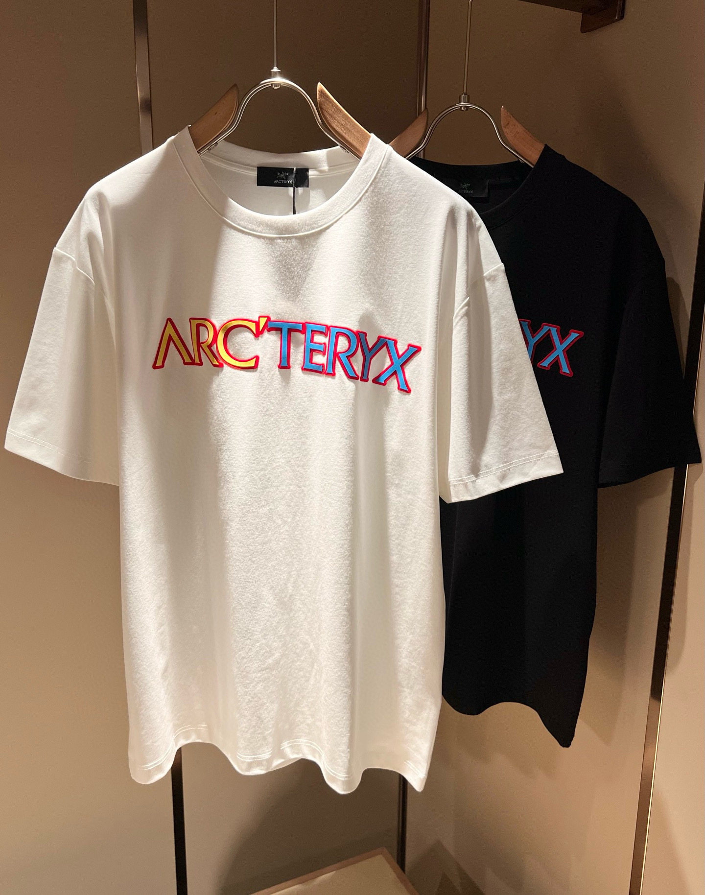 NO:421929,ARCTER*X Original Archaeological Bird 2025 spring and summer new short-sleeved T-shirt outdoor brands for men and women, perhaps the first thing that comes to mind is Canadian goose and Archaeological Bird. It gives people a feeling of trying out the label!  In addition to being quite accomplished in style design, the most obvious or most expert should be to have deeper and unique insights and attainments in fabrics. Through continuous structural research and problem-solving, and characterized by unique research on fabrics, these alone are enough to support it to become the first new logo brand image in the clothing manufacturing industry. This model uses air cotton material!  The fabric after the seiko blending feels smooth and soft, and it has both natural beauty and comfort. The large body style is cut cleanly and cleanly, and the fabric shows a different hazy structural beauty. It is made of exclusive mold customization. The fabric and its technology test the workers, can be smooth and smooth without wrinkles!  Logo logo pattern glue pressing process design!  It really tests the handmade work of every master!  It makes the whole clean and neat, without leaving any thread. Now men who pursue life are more refined in life!  Size M-3XL, arc'teryx, T-shirt,tees, t-shirt,alexander wang19860909ARCTER*X始*祖鸟 2025春夏新款男女同款短袖T恤户外品牌可能大家第一想到的就是加拿大鹅、始祖鸟.给人一种标签试的感觉！除了在款式设计上颇有造诣之外,最明显或者说最为拿手的,应该就是在面料上的拥有更深独特见解跟造诣了.通过不断地结构研究和问题处理,在以面料独特研究为特征,仅凭这些就已经足以支撑其成为服装制造行业中,首屈可数的新标志品牌形象.此款采用的空气棉材质！通过精工混纺之后的面料,手感细滑柔软,同时兼具自然美感跟舒适度.大身上版型裁剪简洁干净,面料上显现出了不一样朦胧的结构性美感来.独家开模定制而成,面料及其考验工人的技术,能做到平整服帖又不起皱！标志logo图案压胶工艺设计！真的是很考验每位师傅的手工制作！使得整体干净利索,不留一丝线头.现在对于生活有所追求的男性也在生活中更为精致！尺码M-3XL,arc'teryx,T-shirt,tees，t-shirt,alexander wang,Men's clothing