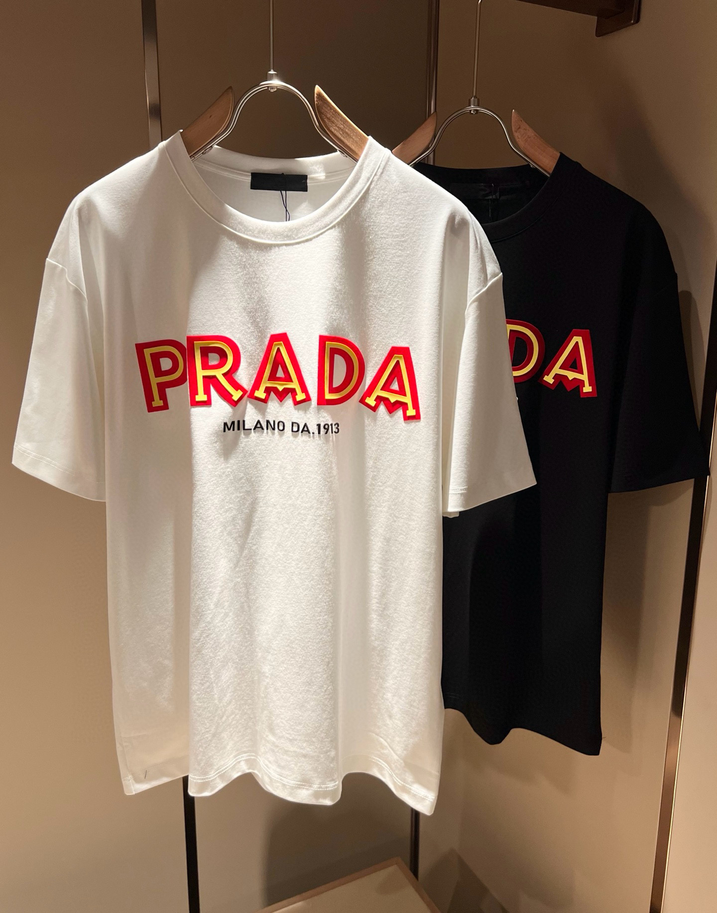 NO:421957,PRAD*A Pu*da 2025 spring and summer new short-sleeved T-shirt for men and women, the latest model is exclusively available on the entire network!  !  ~ It is classic and fashionable and versatile, who doesn’t like it? It will show the classic again. It is very pleasing to the eye and comes with a low luxury halo and recognition!  Pr*da's traditional brand concept and modern advanced technology are perfectly combined. Coupled with the extremely modern and simple design, the p-fabricated logo pattern design is exclusive to the p-fabricated logo!  Customized 100% imported pure cotton fabric!  The texture of this model is quite touching, the specifications and grades are known with tentacles. The degree of delicateness and breathability are top-notch!  Size M-3XL, prada, T-shirt,tees, t-shirt,alexander wang19860909PRAD*A普*达2025春夏新款男女同款短袖T恤,最新款全网独家首上！！~既经典有时尚百搭,谁不爱啊,将经典再次展现,非常的耐看,自带低奢光环与辨识度！Pr*da传统的品牌理念和现代化的先进技术进行了完美结合.加上极其现代摩登风范的简约设计,p家专属logo图案压绒设计！定制百分百进口纯棉面料！此款的质感相当感人 触手便知规格档次 细腻程度与透气效果堪称顶级！尺码M-3XL,,prada,T-shirt,tees，t-shirt,alexander wang,Men's clothing