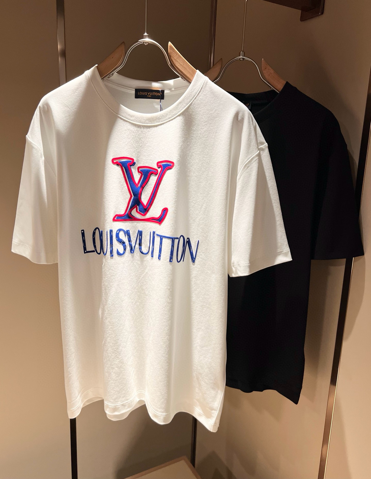 NO:421971,LouisVuitt*Louis*Deng The new series of products in 2025 spring and summer are launched, a very fashionable and avant-garde short-sleeved T-shirt for men and women, with logo pattern glue-touching!  Different from the past, it declares the design concept that has been passed down for many years in the brand!  Its eye-catchingness is no less than any classic style, perfectly presenting the fashionable, high-end and luxurious feeling in front of the world!  Made of imported 280 grams of cotton, selected high-quality pure cotton fabrics, soft and soft to the touch, the real thing is definitely beyond your imagination, close to the body and breathable, even if you sweat profusely, you will not feel greasy or stuffy, and will bring sweating and moisture absorption to the extreme!  Size M-3XL, louis vuitton,louis vuitton,t-shirt,tees,t-shirt,alexander wang19860909LouisVuitt*路易*登 2025春夏全新系列单品上线,非常时髦前卫的一款男女同款短袖T恤,标识logo图案压胶修饰！区别于以往的不同,宣示品牌传承多年的设计理念！其吸睛度完全不亚于任何经典款式,将时髦高级感与奢华感完美呈现在世人眼前！客供进口280克全棉材质制成,精选优质纯棉面料,触感软糯亲肤细腻,实物到手绝对超乎你的想象,贴身无比舒适透气,即便是汗流浃背也不会有腻身及闷热感可言,将排汗吸湿性发挥到了极致！尺码M-3XL,,louis vuitton,louis vuitton,T-shirt,tees，t-shirt,alexander wang,Men's clothing