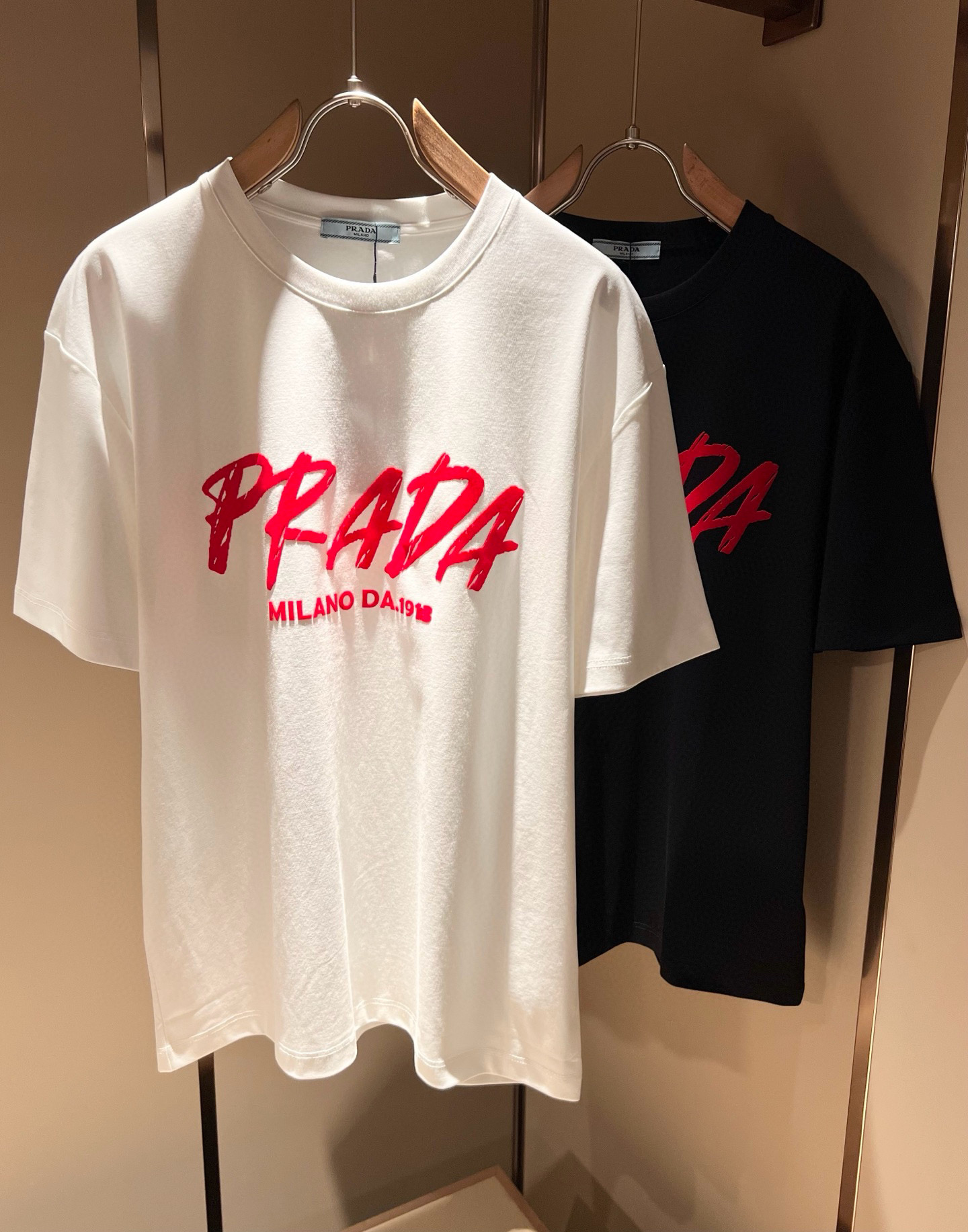 NO:421998,PRAD*A Pu*da 2025 spring and summer new short-sleeved T-shirt for men and women, the latest model is exclusively available on the entire network!  !  ~ It is classic and fashionable and versatile, who doesn’t like it? It will show the classic again. It is very pleasing to the eye and comes with a low luxury halo and recognition!  Pr*da's traditional brand concept and modern advanced technology are perfectly combined. Coupled with the extremely modern and simple design, the p-fabricated logo pattern design is exclusive to the p-fabricated logo!  Customized 100% imported pure cotton fabric!  The texture of this model is quite touching, the specifications and grades are known with tentacles. The degree of delicateness and breathability are top-notch!  Size M-3XL, prada, T-shirt,tees, t-shirt,alexander wang19860909PRAD*A普*达2025春夏新款男女同款短袖T恤,最新款全网独家首上！！~既经典有时尚百搭,谁不爱啊,将经典再次展现,非常的耐看,自带低奢光环与辨识度！Pr*da传统的品牌理念和现代化的先进技术进行了完美结合.加上极其现代摩登风范的简约设计,p家专属logo图案压绒设计！定制百分百进口纯棉面料！此款的质感相当感人 触手便知规格档次 细腻程度与透气效果堪称顶级！尺码M-3XL,,prada,T-shirt,tees，t-shirt,alexander wang,Men's clothing