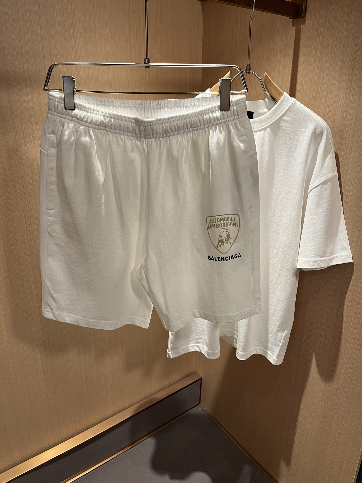 NO:432790,BALENCI*GA Paris* Home 2025 Spring and Summer New Men and Women's Same Casual Set, Showcase Pattern Print Fashionable Casual Short-Sleeved T-Shirt!  Design logo glue pressing design!  The most designed and selected customer-supplied 280g pure cotton fabric, which feels soft and skin-friendly, is comfortable and breathable, and you can’t picky about the real thing!  Loose, small, shoulder-dead round neck cut, genderless couple mixed styles, opening up a new fashion charm!  Differentiate the market version of the high-end custom series!  Size M-2XL, balenciaga, T-shirt,tees, t-shirt,alexander wang19860909BALENCI*GA巴黎*家 2025春夏新款男女同款休闲套装,走秀图案印花时尚休闲短袖T恤衫！设计logo压胶设计！极具设计精选客供280g纯棉面料,手感柔软亲肤,着身舒适透气性都无法挑剔,实物绝对会让你爱不释手！宽松小落肩的圆领版型裁剪,无性别主义的情侣混穿款式,打开全新的时装新韵味！区别市场版本高定系列！尺码M-2XL,,balenciaga,T-shirt,tees，t-shirt,alexander wang,Men's clothing