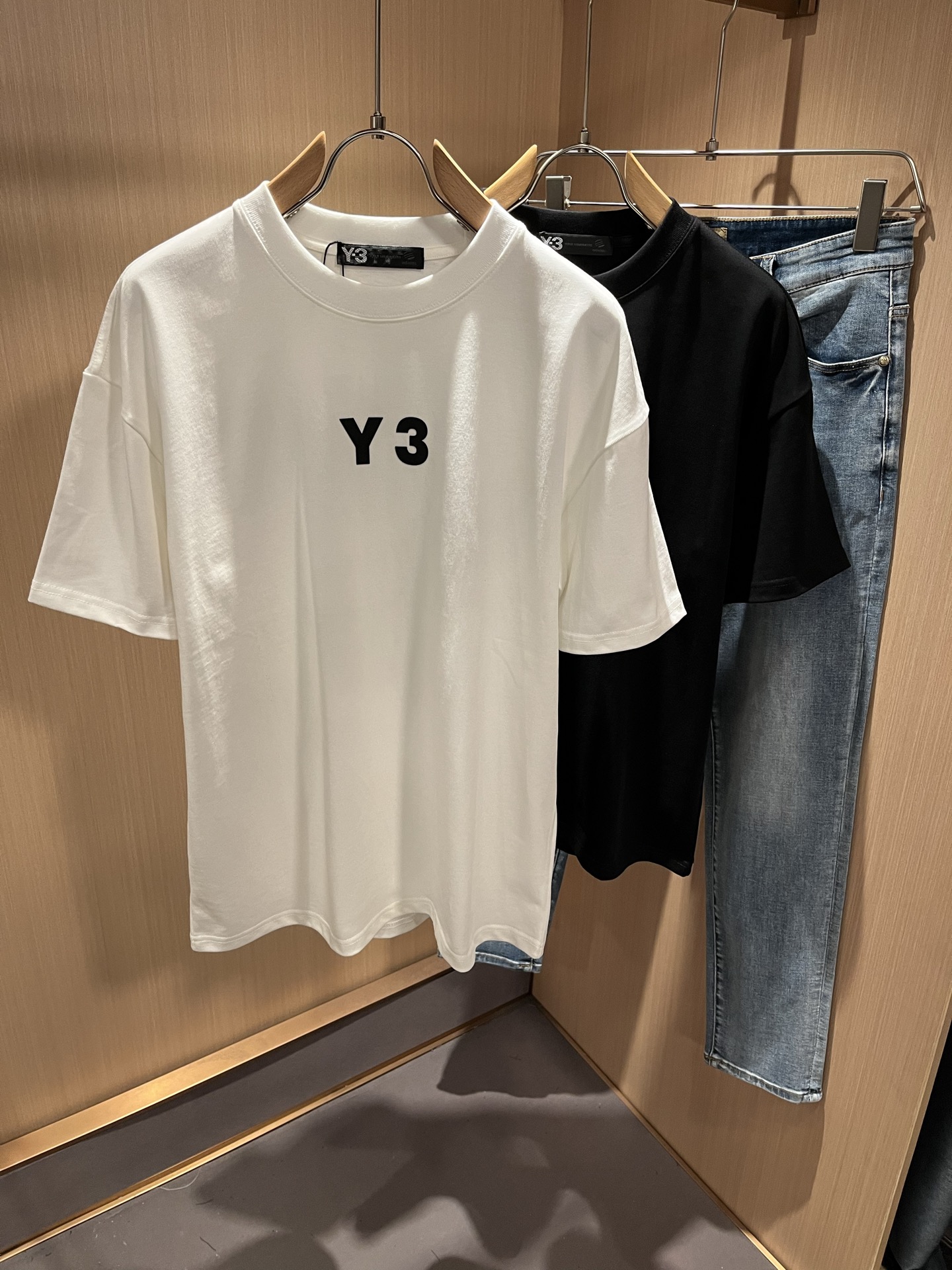 NO:432745,Y-3 Yamamoto *Yoji 2025 spring and summer new short-sleeved T-shirt for men and women, one fabric has a very comfortable upper body. You must have it, and the counter is synchronized. The Y-3 letter logo glue-pressing design for the front and back of the body!  Trading company channel, fashionable and stylish upper body, full of energy!  Customized original 260g pure cotton fabric!  The feel is delicate and silky, and the texture gives you the ultimate wearing experience, without any weight bearing, and it also has strong breathable and quick drying. It is really an excellent choice in the hot summer!  The luxurious and attractive color scheme is full of the atmosphere of a big brand, the visual effect is unparalleled, the color fastness is impeccable, and the unique words are more pleasing to the eye-catching fashion charm!  The precise three-dimensional style is cut, and the upper body is super fashionable and stylish, creating a different street sports style!  Size M-3XL, T-shirt,tees,t-shirt,alexander wang19860909Y- 3山本*耀司 2025春夏新品男女同款短袖T恤 ,一面料上身舒适感非常好.炸街必须要拥有它,专柜同步.衣身前后Y-3字母logo压胶设计！贸易公司渠道,上身时尚有型,精气神十足！定制原版260克纯棉面料！手感细腻丝滑,质感给你带来极致的穿着体验,毫无负重感,同时也极具强大的透气速干性,真是炎炎夏日里的绝佳之选！奢华耐看的配色充满了大牌气息,视觉效果无与伦比,色牢度更是无懈可击,独特的字样更养眼的时尚魅力值！精准立体的版型裁剪,上身超级时髦有型,打造出不一样的街头运动范儿！尺码M-3XL,,T-shirt,tees，t-shirt,alexander wang,Men's clothing