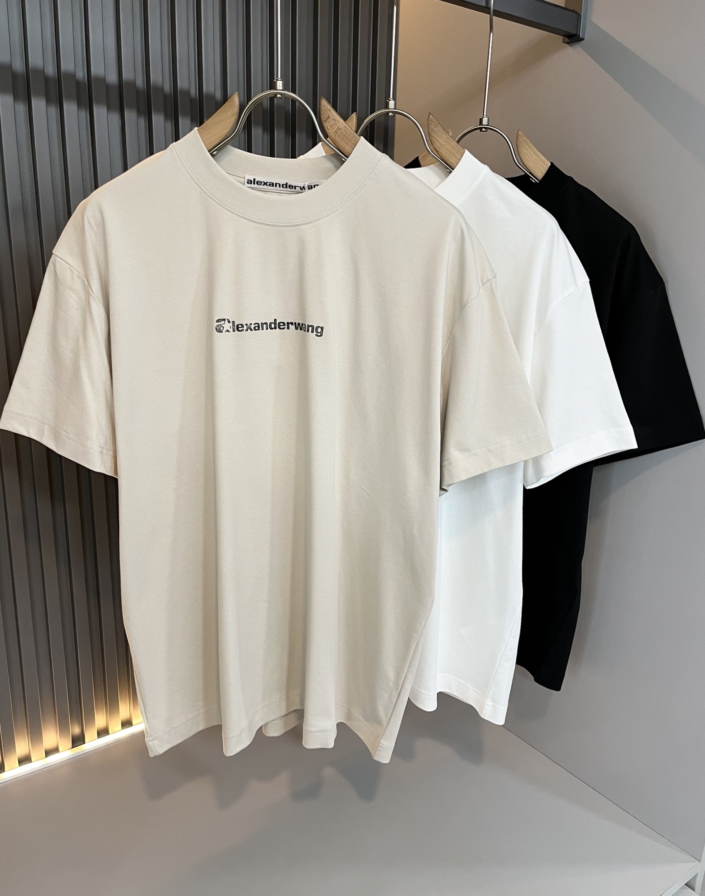 NO:425694,Alexander Wang 2025 spring and summer short-sleeved T-shirt for men and women. Limited-time European regional sales, heavyweight stunning items, series on sale on the official website. Weaving of luxury first-tier brands' royal fabric factory, original customized 260G pure cotton fabric!  The latest logo pattern design of the breast this quarter!  Continue the charm of classic design style!  It feels soft and comfortable, with no burden on your clothes, moisture absorption and breathability, full of quality, and is extremely versatile, both inside and outside, and is very outstanding!  Size S- XL, alexander wang,T-shirt,tees,t-shirt,alexander wang19860909Alexander Wang亚力山大王 2025春夏款男女同款短袖T恤.欧洲区域限定发售,重磅级尤物单品,官网在售系列.奢侈一线大牌的御用面料厂织造,原版定制260G纯棉面料！胸口这一季度最新压胶字母logo图案设计！延续经典设计风格魅力！手感柔软 舒适,穿着无累赘感,吸湿透气,品质感十足,极为百搭系无论内搭还是外穿都非常出彩！尺码S- XL,,alexander wang,T-shirt,tees，t-shirt,alexander wang,Men's clothing