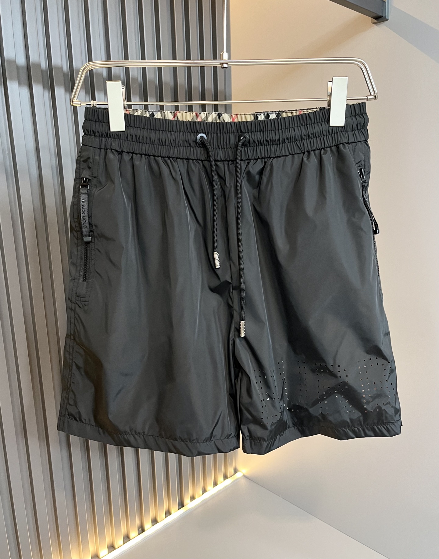 NO:425666,BURBER*Y Ba*li 2025 spring and summer new casual versatile men and women's same casual shorts!  Trading companies have sparse channels and are released on the official website at the same time!  Plaid logo pattern design!  This T-shirt is made of imported polyester fiber material. The materials used by B are still unscrupulous. It is very suitable for wearing in summer. It is skin-friendly and breathable, giving you the most comfortable and comfortable wearing experience!  Very textured and breathable, with a loose basic style cut, perfect for daily casual wear, so hurry up and buy it!  Size M-3XL, Burberry, shorts, tees, t-shirt, alexander wang19860909BURBER*Y巴*莉 2025春夏新款休闲百搭男女同款休闲短裤！贸易公司渠道稀出,同步官网发售！格子标识图案设计！此款T恤衫甄选客供进口聚酯纤维材质制作而成,B家的用料上依然是无法挑剔的,非常适合夏日里穿着,亲肤透气、给你最极致舒爽的穿着体验！ 非常有质感透气,基础宽松版型裁剪,日常休闲着穿的完美之选,还不赶紧入手！尺码M-3XL,,burberry,shorts,tees，t-shirt,alexander wang,Men's clothing