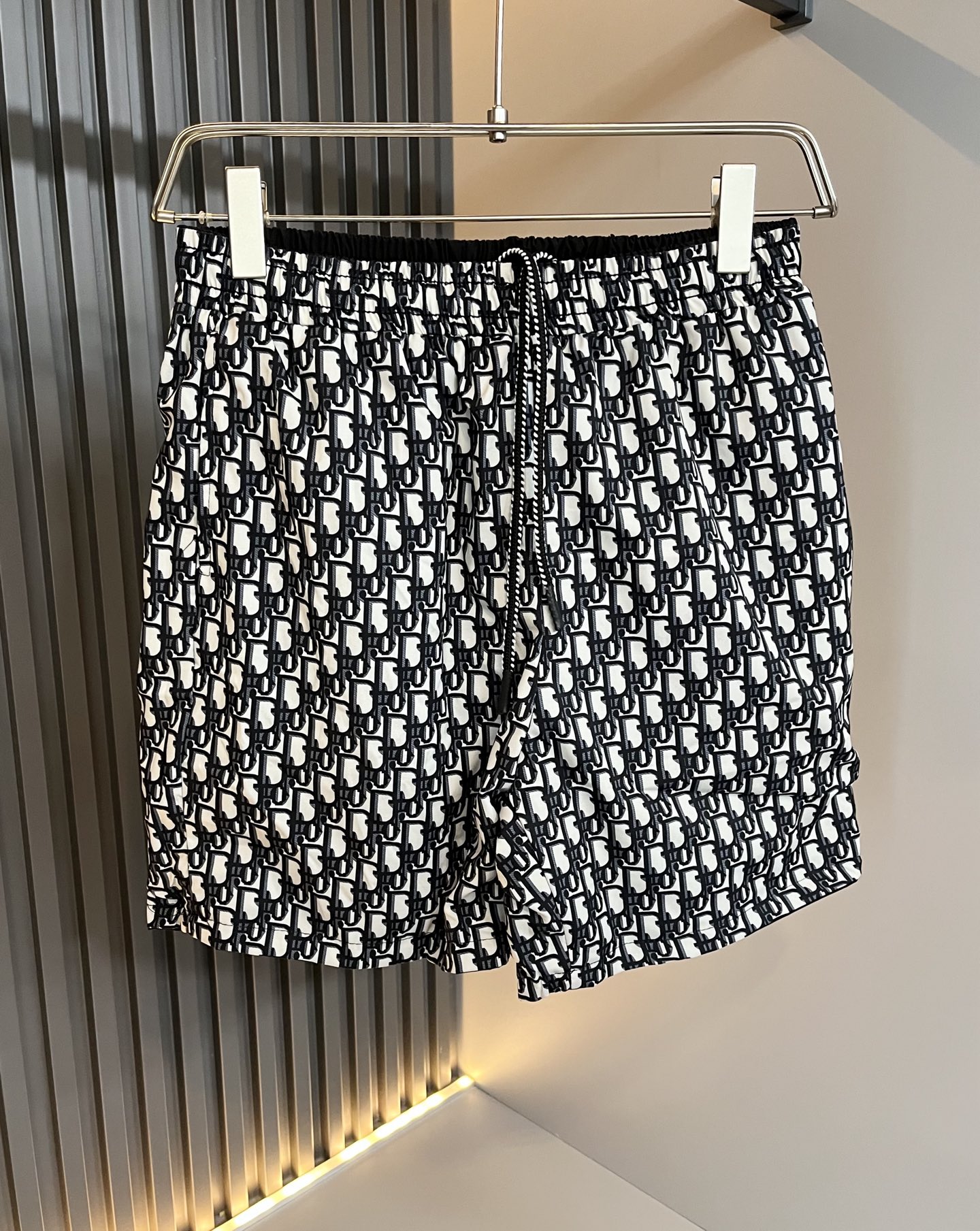 NO:425660,Dio*Di*O Double-sided wear!  2025 spring and summer new styles of men and women's same casual drawstring shorts, men and women's same three-dimensional letters of presbyterian logo design, fashionable sports and casual shorts!  The fabric is made of imported polyester fiber!  Made of exclusive fabrics, the fabric feels solid, thick, soft and soft. It is very skin-friendly and comfortable to wear with close body, and it is also extremely breathable and hygroscopic. It is the first choice for shorts in summer!  Manman brand logo products!  Integrate the avant-garde street atmosphere into this item, exuding a sense of vitality and youthful fashion!  Casual short pants cut out, easy to control for both men and women!  Recommended treasures that are hard to come by, don’t miss them if you like them!  Size M-3XL, dior, shorts, alexander wang19860909Dio*迪*奥 双面穿！2025春夏新款男女同款休闲抽绳短裤,男女同款立体字母老花logo设计,时尚运动休闲短裤！面料采用进口聚酯纤维材质！专属面料制作而成,面料手感瓷实温厚软糯,贴身穿着非常的亲肤舒适,并且透气性与吸湿性也极为优越,夏天里的短裤首选！满满品牌标志产品！将前卫的街头气息融入进这款单品之中,散发着满满的活力与青春时尚感！休闲的短款裤装版型裁剪,无论男女皆可轻松驾驭！可遇不可求的宝藏好物推荐,喜欢的千万不要错过！尺码M-3XL,,dior,shorts,alexander wang,Men's clothing