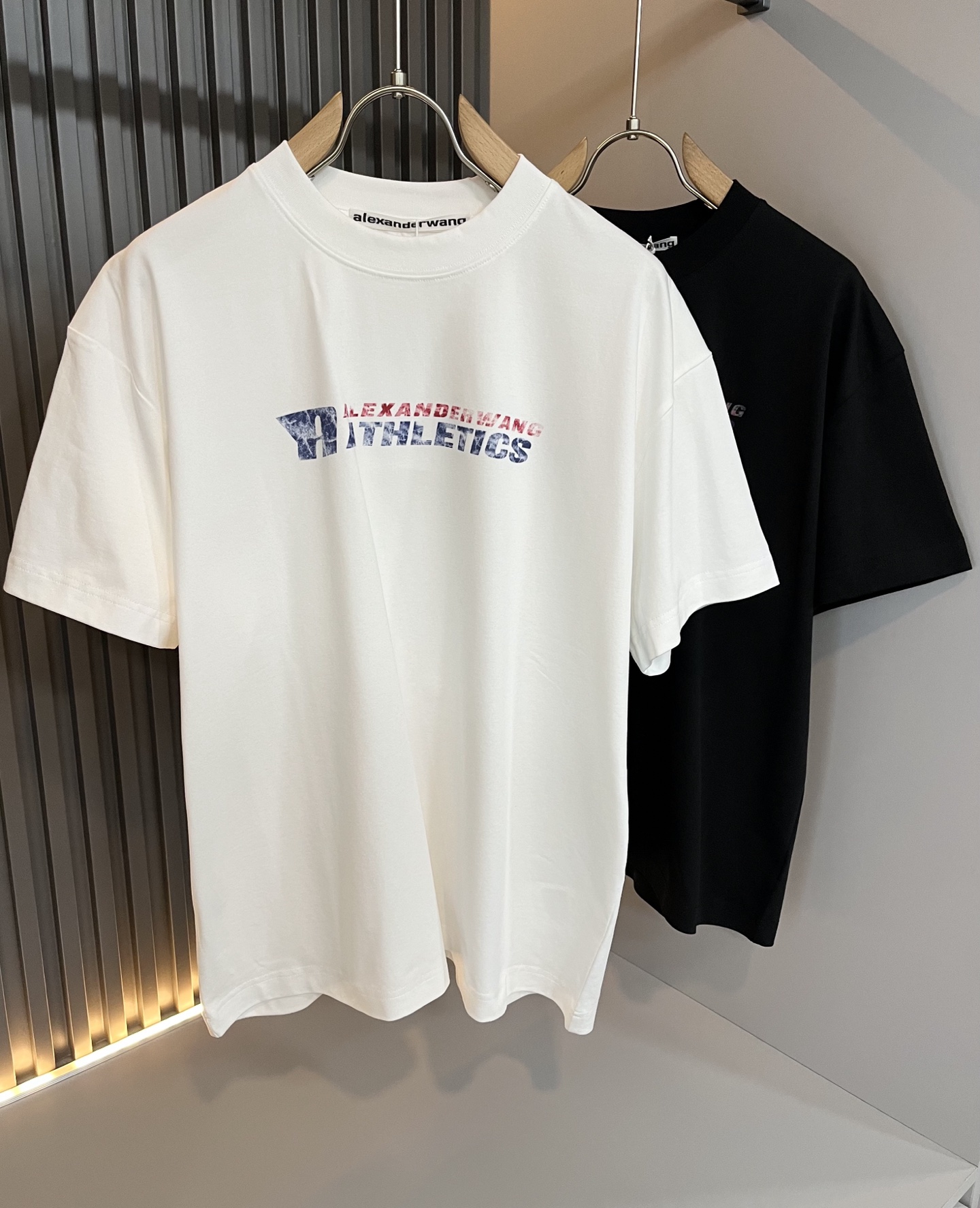 NO:425713,Alexander Wang 2025 spring and summer short-sleeved T-shirt for men and women. Limited-time European regional sales, heavyweight stunning items, series on sale on the official website. Weaving of luxury first-tier brands' royal fabric factory, original customized 260G pure cotton fabric!  The latest letter logo pattern printing design for chest this quarter!  Continue the charm of classic design style!  It feels soft and comfortable, with no burden on your clothes, moisture absorption and breathability, full of quality, and is extremely versatile, both inside and outside, and is very outstanding!  Size S- XL, alexander wang,T-shirt,tees,t-shirt,alexander wang19860909Alexander Wang亚力山大王 2025春夏款男女同款短袖T恤.欧洲区域限定发售,重磅级尤物单品,官网在售系列.奢侈一线大牌的御用面料厂织造,原版定制260G纯棉面料！胸口这一季度最新字母logo图案印花设计！延续经典设计风格魅力！手感柔软 舒适,穿着无累赘感,吸湿透气,品质感十足,极为百搭系无论内搭还是外穿都非常出彩！尺码S- XL,,alexander wang,T-shirt,tees，t-shirt,alexander wang,Men's clothing