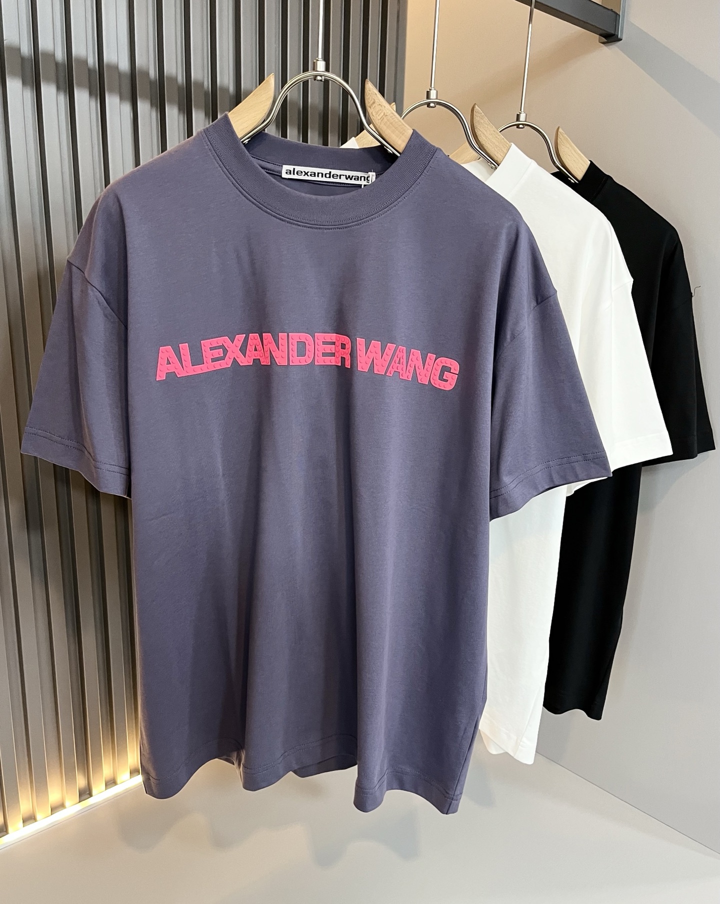 NO:425702,Alexander Wang 2025 spring and summer short-sleeved T-shirt for men and women. Limited-time European regional sales, heavyweight stunning items, series on sale on the official website. Weaving of luxury first-tier brands' royal fabric factory, original customized 260G pure cotton fabric!  The latest logo pattern design of the breast this quarter!  Continue the charm of classic design style!  It feels soft and comfortable, with no burden on your clothes, moisture absorption and breathability, full of quality, and is extremely versatile, both inside and outside, and is very outstanding!  Size S- XL, alexander wang,T-shirt,tees,t-shirt,alexander wang19860909Alexander Wang亚力山大王 2025春夏款男女同款短袖T恤.欧洲区域限定发售,重磅级尤物单品,官网在售系列.奢侈一线大牌的御用面料厂织造,原版定制260G纯棉面料！胸口这一季度最新压胶字母logo图案设计！延续经典设计风格魅力！手感柔软 舒适,穿着无累赘感,吸湿透气,品质感十足,极为百搭系无论内搭还是外穿都非常出彩！尺码S- XL,,alexander wang,T-shirt,tees，t-shirt,alexander wang,Men's clothing