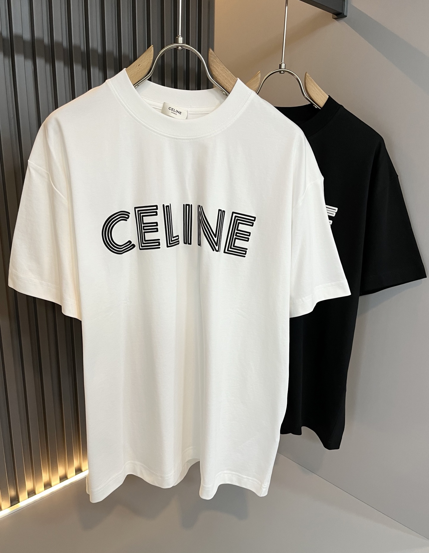 NO:425690,CELIN*Serin 2025 spring and summer new fashionable casual round neck short-sleeved T-shirt, classic couple short-sleeved T-shirt for men and women!  Trading companies have sparse channels and are released on the official website at the same time!  25-year-old fashion new styles are recommended. CE, which is increasingly bursting into new young forces, is indeed exciting to keep the classics while constantly integrating younger elements!  This short Tee, which is newly released in early spring, has a classic logo velvet compression technology design that never goes out of date in front and back!  The contrasting collar design with simple and high-end colors is enough to highlight a brand new theme, and the style setting that takes into account both retro and fashionable can cope with all kinds of temperament styles!  The logo has clear three-dimensional details, highlighting the perfect quality and texture!  Customer-supplied custom-woven cotton fabrics, and they are super white in color. Everyone should hurry up and take them away!  Size S-XL, celine, T-shirt,tees, t-shirt,alexander wang19860909CELIN*瑟琳 2025春夏新款时尚休闲圆领短袖T恤,经典男女同款情侣短袖T恤衫！贸易公司渠道稀出,同步官网发售！25年早春时尚新款推荐,越来越向年轻新势力迸发的CE,除了保留经典的同时,不断融入年轻化元素,确实令人期待！这款早春最新发售的短Tee,前后永不过时的经典Logo压绒工艺设计！搭色简约而又不失高级感的撞色领口设计,足以凸显出全新的主题,复古与时髦兼顾的风格设定,可以应对各种气质范儿穿搭！logo清晰立体的细节,凸显完美的品相与质感！客供定织全棉面料,并且超级显白配色,各位抓紧时间带走吧！尺码S-XL,,celine,T-shirt,tees，t-shirt,alexander wang,Men's clothing