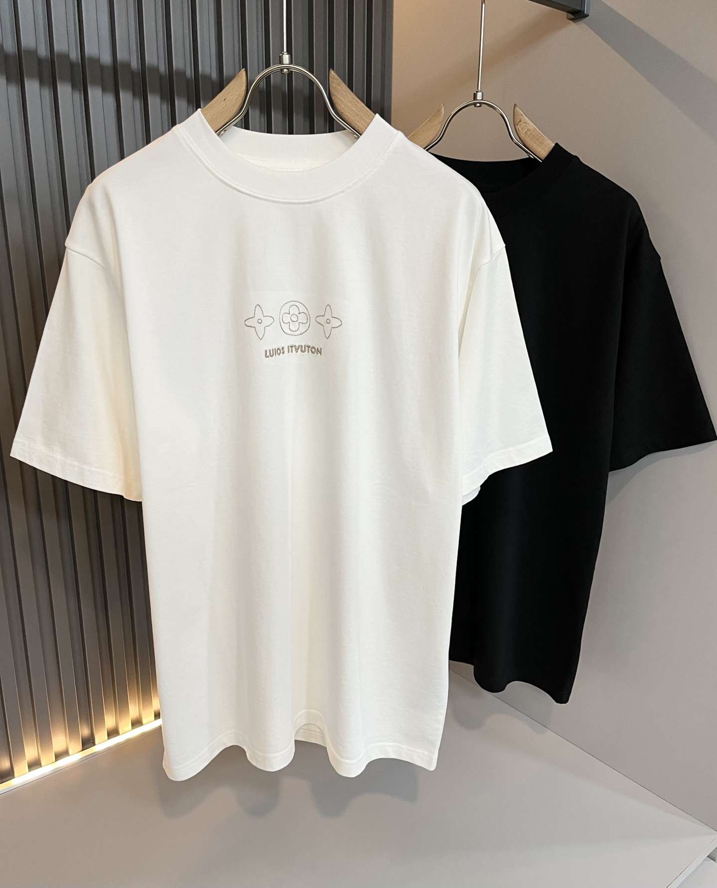 NO:425715,LouisVuitt*Louis*Deng The new series of spring and summer 2025 products are launched, a very fashionable and avant-garde short-sleeved T-shirt for men and women, with logo embroidery embroidery decoration!  Different from the past, it declares the design concept that has been passed down for many years in the brand!  Its eye-catchingness is no less than any classic style, perfectly presenting the fashionable, high-end and luxurious feeling in front of the world!  Made of imported cotton materials, selected high-quality pure cotton fabrics, soft and soft to the touch, the real thing is definitely beyond your imagination, close to the body and breathable, even if you sweat profusely, you will not feel greasy or stuffy, and will bring sweating and moisture absorption to the extreme!  Size S-XL, louis vuitton,louis vuitton,t-shirt,tees,t-shirt,alexander wang19860909LouisVuitt*路易*登 2025春夏全新系列单品上线,非常时髦前卫的一款男女同款短袖T恤,标识logo图案刺绣修饰！区别于以往的不同,宣示品牌传承多年的设计理念！其吸睛度完全不亚于任何经典款式,将时髦高级感与奢华感完美呈现在世人眼前！客供进口全棉材质制成,精选优质纯棉面料,触感软糯亲肤细腻,实物到手绝对超乎你的想象,贴身无比舒适透气,即便是汗流浃背也不会有腻身及闷热感可言,将排汗吸湿性发挥到了极致！尺码S-XL,,louis vuitton,louis vuitton,T-shirt,tees，t-shirt,alexander wang,Men's clothing