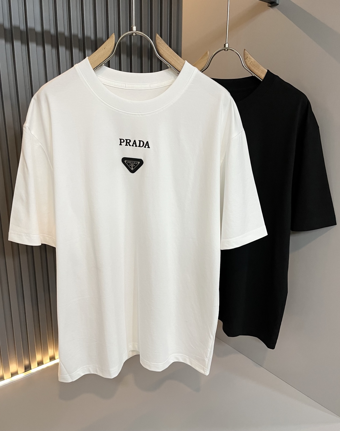 NO:425706,PRAD*A Pu*da 2025 spring and summer new short-sleeved T-shirt, the latest model is exclusively available on the entire network!  !  ~ It is classic and fashionable and versatile, who doesn’t like it? It will show the classic again. It is very pleasing to the eye and comes with a low luxury halo and recognition!  Pr*da's traditional brand concept and modern advanced technology are perfectly combined. Coupled with the extremely modern and simple design, the P-family exclusive logo pattern badge design!  Customized 100% imported pure cotton fabric!  The texture of this model is quite touching, the specifications and grades are known with tentacles. The degree of delicateness and breathability are top-notch!  Size S-XL, prada, T-shirt,tees, t-shirt,alexander wang19860909PRAD*A普*达2025春夏新款短袖T恤,最新款全网独家首上！！~既经典有时尚百搭,谁不爱啊,将经典再次展现,非常的耐看,自带低奢光环与辨识度！Pr*da传统的品牌理念和现代化的先进技术进行了完美结合.加上极其现代摩登风范的简约设计,p家专属logo图案徽章设计！定制百分百进口纯棉面料！此款的质感相当感人 触手便知规格档次 细腻程度与透气效果堪称顶级！尺码S-XL,,prada,T-shirt,tees，t-shirt,alexander wang,Men's clothing