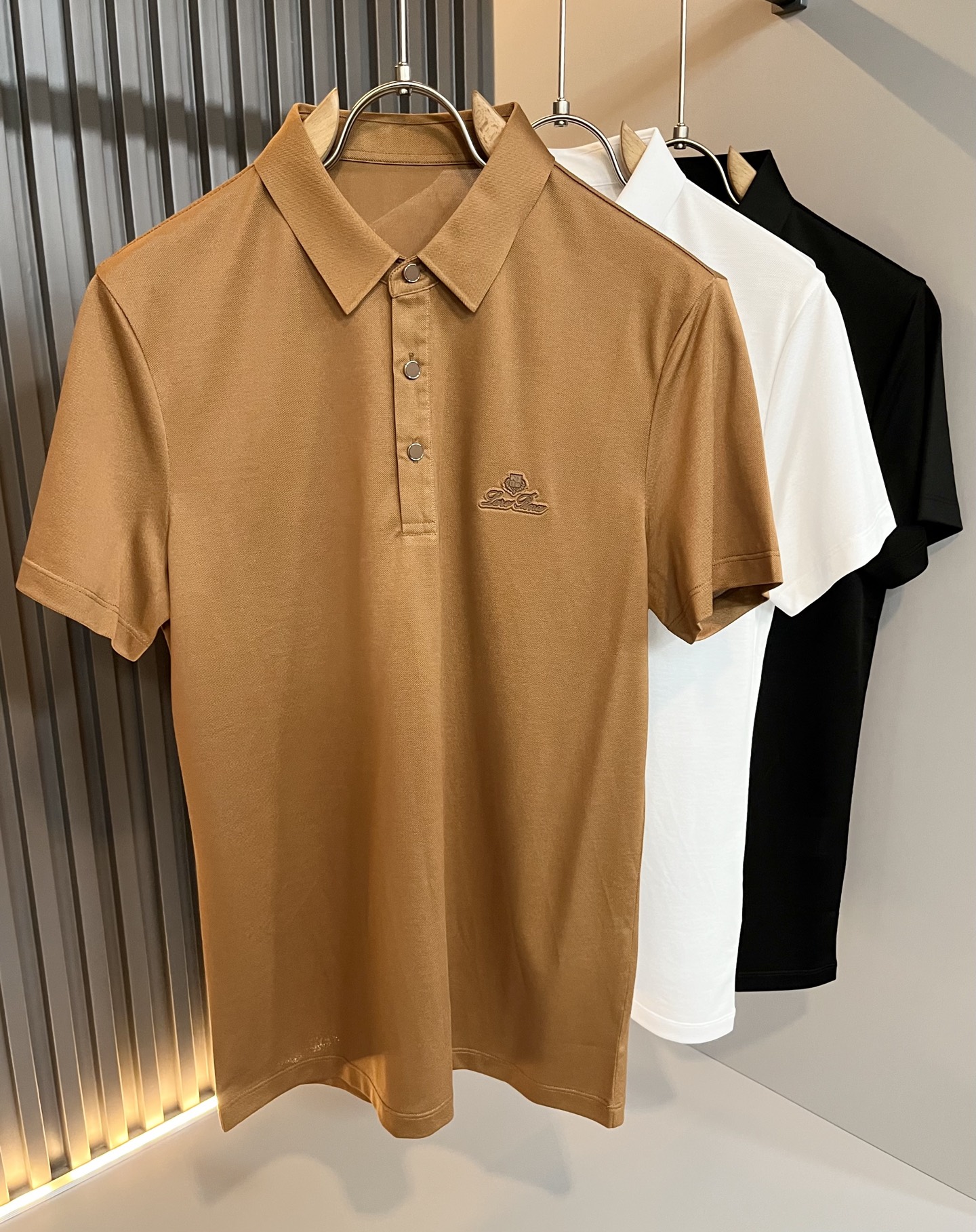 NO:425710,Loro Piana Nuoyou Pianya The latest trade order Polo shirt for men in spring and summer 2025, full quality!  !  The upper body is comfortable and breathable, not stiff, and the overall body has a rich three-dimensional feeling, quality export orders, and embroidery design of the body logo pattern!  Customized exclusive pure cotton fabric tailoring to meet the simple needs of commuters for dressing. The upper body is very effective, it looks slim and does not picky about the figure. The fabric workmanship is impeccable. Only good craftsmanship can make you look good and tasteful. It is a must-have item for everyone!  Size M-4XL, loro piana, alexander wang19860909Loro Piana诺悠翩雅 2025春夏男士最新的贸易订单Polo衫,全品相！！上身舒适透气,不僵硬,整体有着丰富的立体感,品质出口订单,衣身logo图案刺绣设计！定制专属纯棉面料剪裁,满足通勤人们对于着装的简约需求,上身效果很好,显瘦,不挑剔身材.面料做工....无可挑剔,好工艺好面料才能穿出好品味一款,人手必备单品！尺码M-4XL,,loro piana,alexander wang,Men's clothing