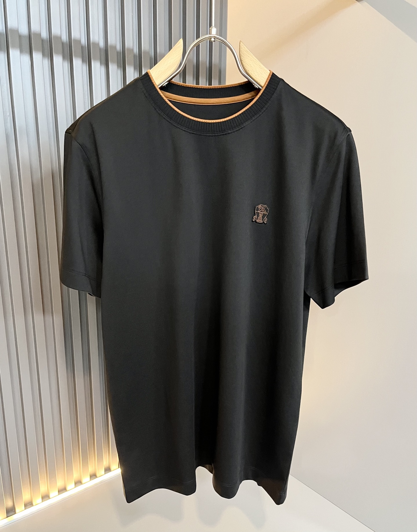 NO:425698,BC-Brunello Cucineli 2025 spring and summer new men's short-sleeved Polo shirt, a fashionable and versatile item that many celebrities love to wear!  The LOGO embroidery on the chest is super good-looking. Friends who like classic and simple must not miss this one!  The calm and atmospheric brand style has always been favored by the upper class! It is also the best choice for fashionable items!  The upper body is so handsome, highly recommended!  !  !  In addition to its brand added value, the biggest attraction of this short sleeve is that this short sleeve has a high cost-effectiveness in terms of color and material!  Customized original exclusive mesh cotton material design!  Environmentally friendly washing, customized fabrics, pre-shrinkage treatment to ensure a crisp style. The combed cotton fabric feels super soft and smooth and sweat-absorbing!  The wash water does not deform, the feel is comfortable and smooth, the upper body is soft and comfortable, the classic fashionable lapel design is simple and not complicated, and it is very pleasing to the eye!  Code number M-4XL, brunello cucinelli, T-shirt, alexander wang19860909BC-Brunello Cucineli 2025春夏新款男士短袖Polo衫,众多明星都爱穿的时尚百搭单品！胸前LOGO刺绣超级好看,喜欢经典简约的朋友,一定不能错过了这款！沉稳大气的品牌风格一直以来备受上层人士的青睐!也是时尚单品的不二之选！ 上身帅到爆了,强烈推荐！！！这件短袖最大的吸引力除了他本身的品牌附加值,更加肯定的是这款短袖无论在颜色搭配还是材质上都有很高的性价比！ 定制原版专属网眼棉材质设计！环保水洗,定制面料,预缩处理,确保版型的挺括,精梳棉面料手感超柔顺滑又吸汗！洗水不变形,手感舒适顺滑,上身柔和舒适,经典的时尚翻领设计,精简不繁,很是耐看！码数M-4XL,,brunello cucinelli,T-shirt,alexander wang,Men's clothing