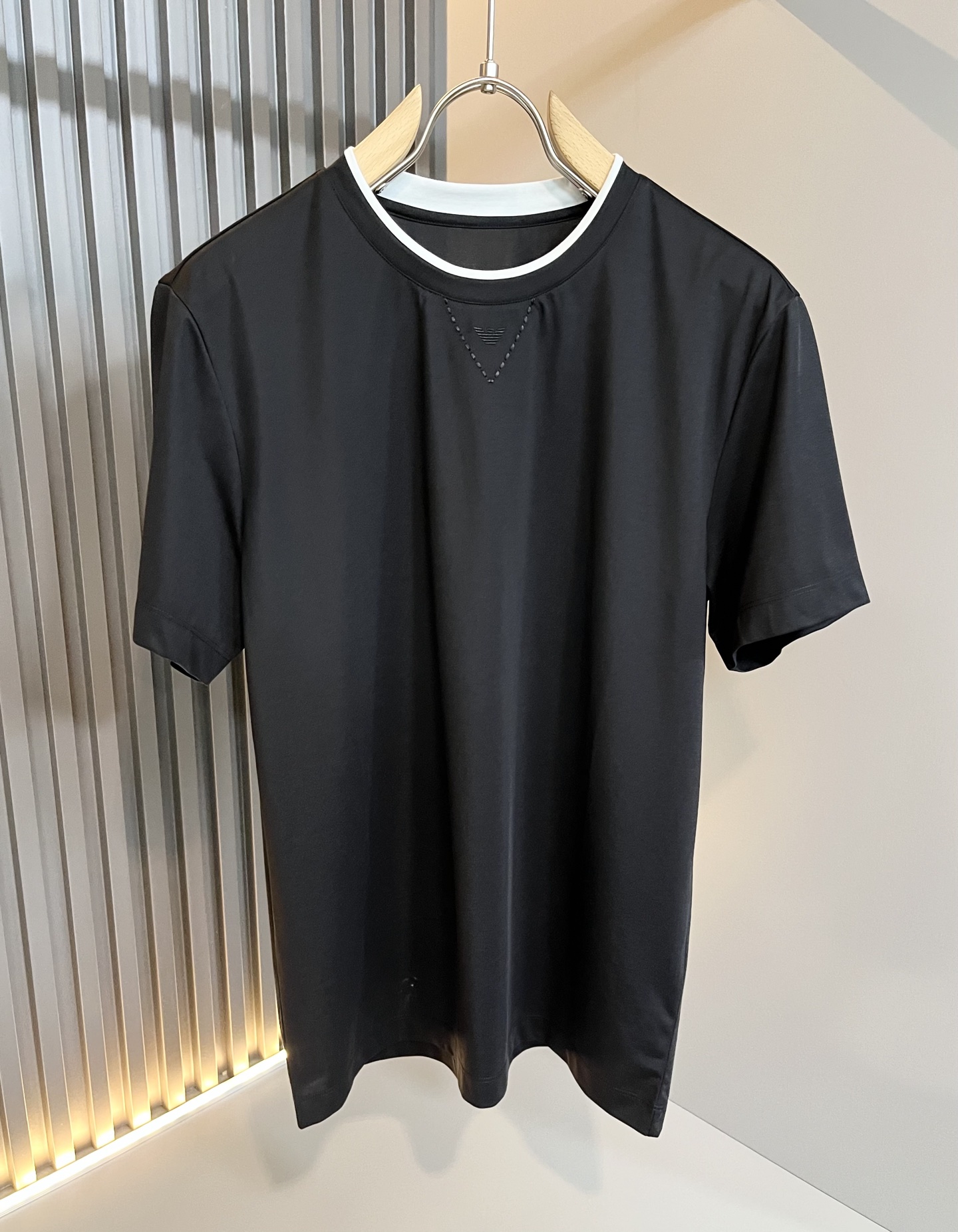 NO:425687,Arman A*ni's new spring and summer spring and summer men's casual short-sleeved T-shirt, original single OEM order, chest embroidery logo pattern design!  The simple design is exquisite and elegant, amazing!  Customized original exclusive pure cotton fabric, soft and delicate feel, and the upper body is super comfortable. It is still refreshing and comfortable to wear even in summer, and the ultimate enjoyment!  Inheriting the classic styles of the past, the upper body effect comes naturally, and simple outfits do not require too many accessories. It can easily create a fashionable feeling, and the return rate will also increase. Get it at a speed!  Size M-4XL, Armani, T-shirt,tees, t-shirt,alexander wang19860909Arman阿*尼2025春夏新款男士休闲短袖T恤,原单代工厂订单,胸前刺绣logo图案设计！简洁的设计精致优雅,令人叹服！定制原版专属纯棉面料,手感柔软细腻,上身超级舒适,即使夏天穿着依然清爽自在,极致的穿着享受！继承着以往的经典版型,上身效果自然而来的出彩,简单穿搭无需过多的饰物,轻松搭出时尚感,回头率也会随之提升.速度入手吧！尺码M-4XL,,armani,T-shirt,tees，t-shirt,alexander wang,Men's clothing