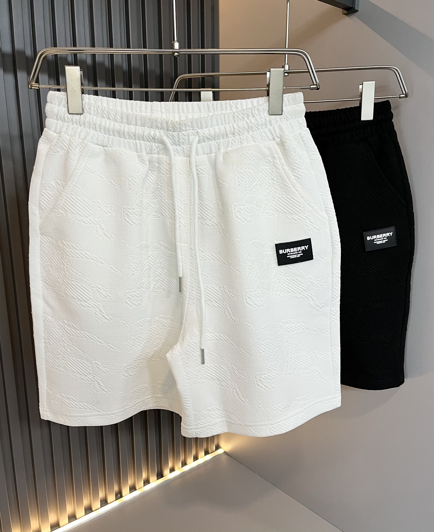 NO:425677,Dio*Di*Ao 2025 spring and summer new styles for men and women, casual drawstring webbing casual shorts, same style for men and women!  Match with the logo of presbyterian letters!  Fashionable sports casual pants!  The fabric is made of imported materials!  Made of exclusive pure cotton fabric, the fabric feels solid, thick, soft and soft, and is very skin-friendly and comfortable to wear, and is also extremely breathable and hygroscopic. It is a brand logo product!  Integrate the avant-garde street atmosphere into this item, exuding a sense of vitality and youthful fashion!  Casual trouser style cuts, easy to control for both men and women!  Recommended treasures that are hard to come by, don’t miss them if you like them!  Size M-3XL, dior, shorts, alexander wang19860909Dio*迪*奥 2025春夏新款男女同款休闲抽绳织带休闲短裤,男女同款！搭配老花字母logo设计！时尚运动休闲裤！面料采用进口材质！专属纯棉面料制作而成,面料手感瓷实温厚软糯,贴身穿着非常的亲肤舒适,并且透气性与吸湿性也极为优越,满满品牌标志产品！将前卫的街头气息融入进这款单品之中,散发着满满的活力与青春时尚感！休闲的裤装版型裁剪,无论男女皆可轻松驾驭！可遇不可求的宝藏好物推荐,喜欢的千万不要错过！尺码M-3XL,,dior,shorts,alexander wang,Men's clothing