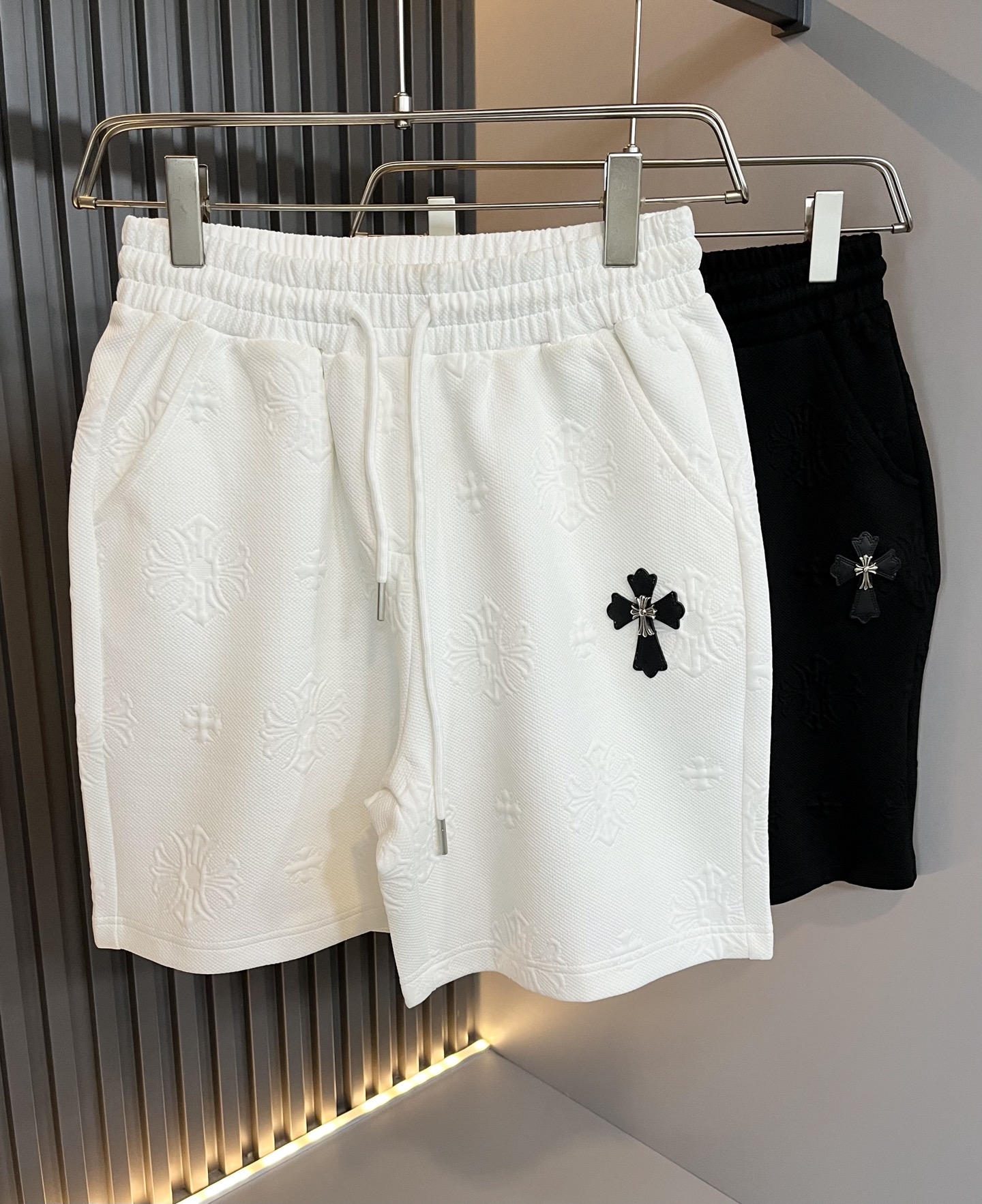NO:425672,Chrome hear*s Ke*xin 2025 spring and summer new casual shorts!  The same style of men and women is a casual pants that you recognize from the bottom of your heart, and over time, it makes you more rare. The trendy high street king is the trendy brand Chrome hear*s Ke*xin. To be honest, wearing Croxin is very fashionable, that is fashionable, and there is nothing to say on the street. Customized original washing water pure cotton material, the fabric feels great. This kind of comfort feels really not picky on the body, the upper body is really not picky, the casual and chic taste is particularly strong, which enhances the sense of fashion and appearance. And such pants are particularly easy to match with various types of shoes. The recognition is where it is, the design of the leather logo design of the pants legs!  Strong, not easy to wear, and the details are very well-established. Size M-3XL, Chrome hearts, chrome hearts, shorts, alexander wang19860909Chrome hear*s克*心 2025春夏新款休闲短裤！男女同款一款让你从心底认可的休闲裤,并且经过时间的推移而让你更加珍稀,潮流的高街之王,那就是潮牌chrome hear*s克*心,穿克罗心的实话讲很潮了,那就是潮爆了,潮爆街头没话说.定制原版洗水纯棉材质制成,面料手感一绝,这种舒适感穿在身上,上身真心不挑人,休闲潇洒的味道特别足,提升时尚感和颜值,并且这样的裤型特别好搭配各种类型的鞋子.辨识度就在哪里,设计裤腿皮革logo设计！韧性足,不易磨损,细节工艺非常到位.尺码M-3XL,,chrome hearts,chrome hearts,shorts,alexander wang,Men's clothing