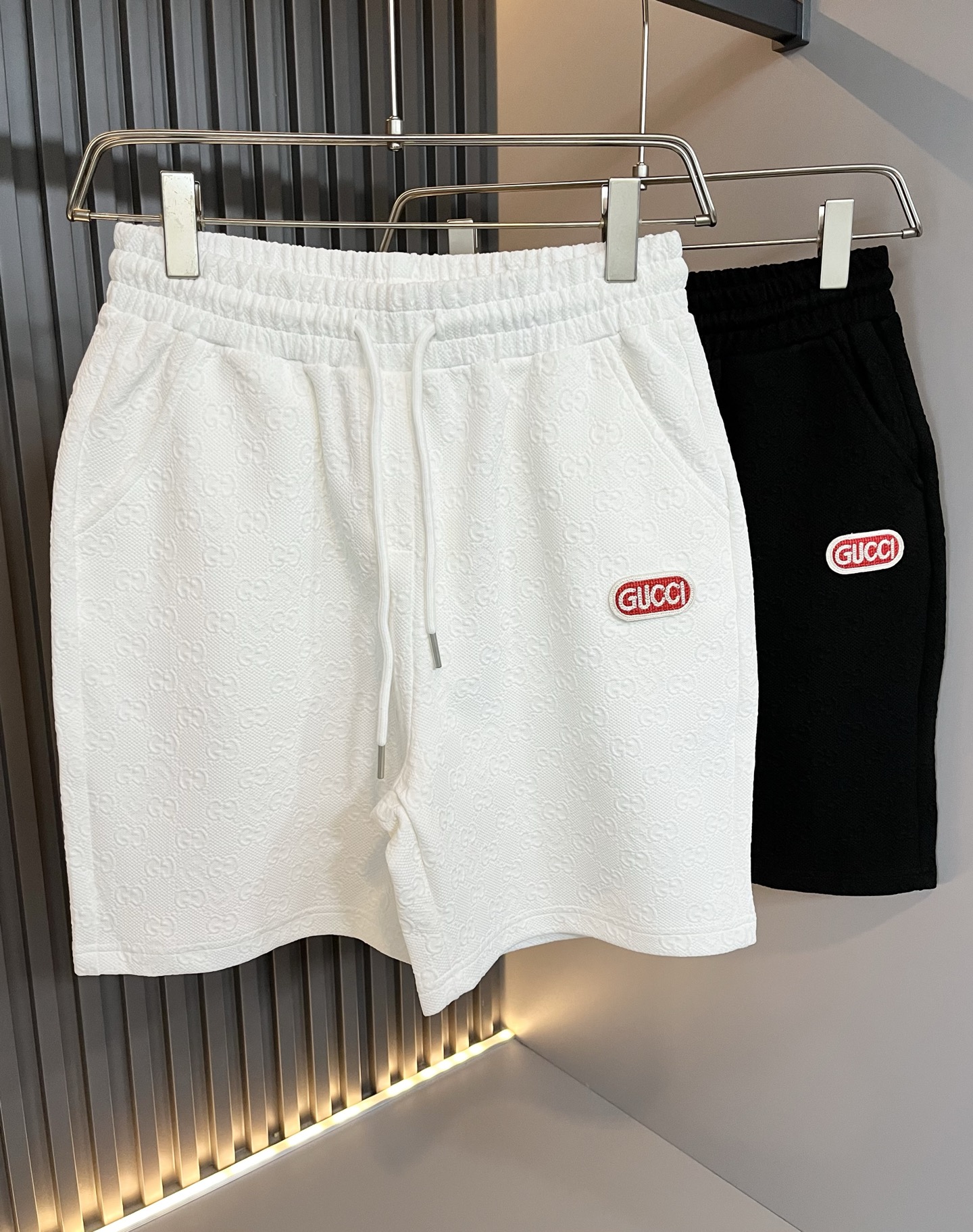 NO:425682,Gucc* Gujia 2025 Spring and Summer latest series of basic round necks for men and women, casual shorts for men and women, the same style for men and women!  Trading companies have sparse channels and are released on the official website at the same time!  New fashion elements design!  Letter logo pattern badge design!  Injecting full vitality into the new series, this T-shirt is carefully selected for imported pure cotton fabrics. The fabric feels skin-friendly and soft and delicate, and has an extremely comfortable and breathable wearing experience. The whole item is very eye-catching and fashionable, and is deeply loved by young people today!  Basic loose fitting cut, neutral style regardless of age or gender, suitable for matching all the styles and looks you need in your daily life!  It is recommended to wear couple outfits to go out on the street to make it more pleasing to the eye!  Size: M-3XL, gucci, gucci, shorts, tees, t-shirt, alexander wang19860909Gucc*古家 2025春夏最新系列基础圆领男女同款休闲短裤,男女同款！贸易公司渠道稀出,同步官网发售 ！ 新时尚元素设计！字母logo图案徽章设计！为全新系列注入满满活力,这款T恤衫用心甄选客供进口纯棉面料制成,面料手感亲肤柔软细腻,拥有着无比舒适透气性的穿着体验,整件单品极具吸睛度与时尚感,深受当下年轻人的喜爱！基础宽松版型裁剪,不分年龄与性别的中性款式,适合搭配你日常所需的所有风格与造型！建议搭配情侣装出街会更为养眼出色！尺码:M-3XL,,gucci,gucci,shorts,tees，t-shirt,alexander wang,Men's clothing