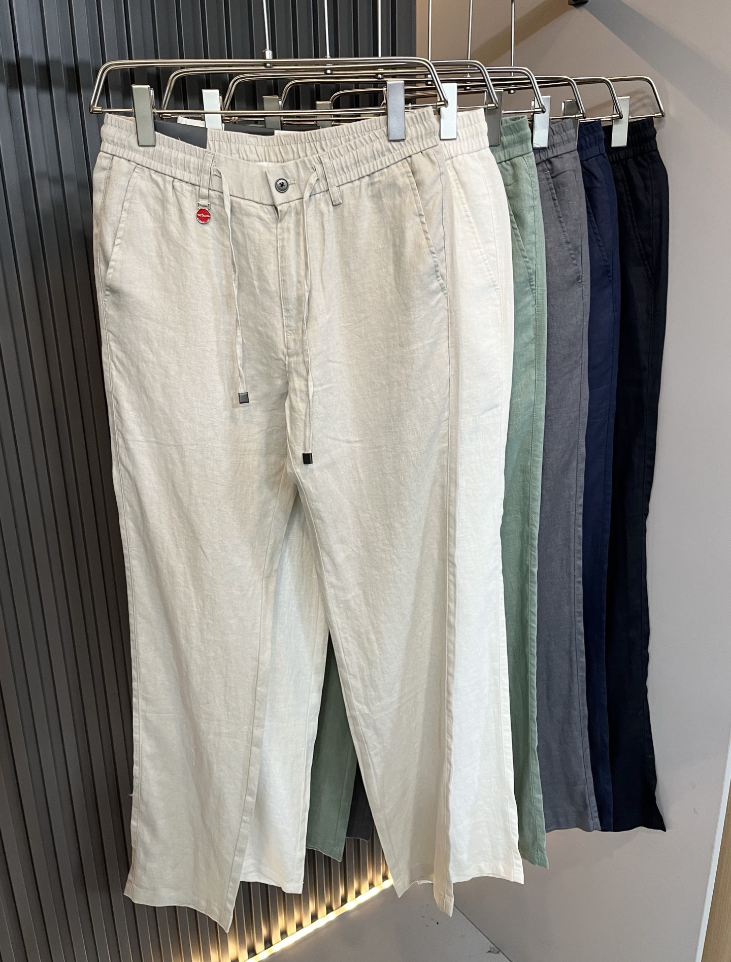 NO:425654,Kiton 2025 spring and summer new men's linen casual pants, classic and fashionable and versatile casual pants for men! Trading company channels are rare, and the leading official website is available! An indispensable versatile product in the closet, convenient and comfortable to wear and very easy to match with fashionable styles! This casual pants are carefully selected and provided by customers for high-quality pure linen material, with excellent comfort and breathability, and it feels skin-friendly and comfortable to wear. How high is the texture of the fabric? You will know immediately when you get the actual product. It can definitely be called an excellent product for unlimited repurchase! The back bag hardware logo logo is all the most recognizable classic elements of Dior's home. The custom YKK metal zipper is provided by the guest. The trousers are meticulous and smoothly lined inside the trousers, and the details are more exquisite. It shows the excellent craftsmanship and is enough to allow quality controls to take away with them with their eyes closed! The basic regular straight-fitting cut has no restrictions on body shape. The invincible versatile color combination easily challenges any top, perfectly with both business and casual style outfit! Size M-4XL, dior, alexander wang19860909kiton 2025春夏新款男士亚麻休闲裤,男士经典时尚百搭休闲西裤!贸易公司渠道稀出,领先官网发售!衣橱里不可或缺的百搭臻品,穿着便捷舒适又非常极易搭配时尚造型!此款休闲西裤用心甄选客供优质纯亚麻材质而成,舒适性与透气性兼优,着穿触感亲肤舒适,面料的质感有多高级,实物到手你立刻便知,绝对可以称为无限回购的绝佳臻品！后袋五金logo标识,都是迪奥家最具辦识度的经典元素,门襟客供定制YKK金属拉链,裤身内里缜密平顺的走线,细节方面更为考究,极好的彰显了出色工艺,足以让品控们闭眼收走!基础常规的直筒版型裁剪,对于体型没有限制可言,无敌的百搭配色,轻松挑战任何上装,完美兼具商务与休闲风格穿搭!尺码M-4XL,,dior,alexander wang,Men's clothing