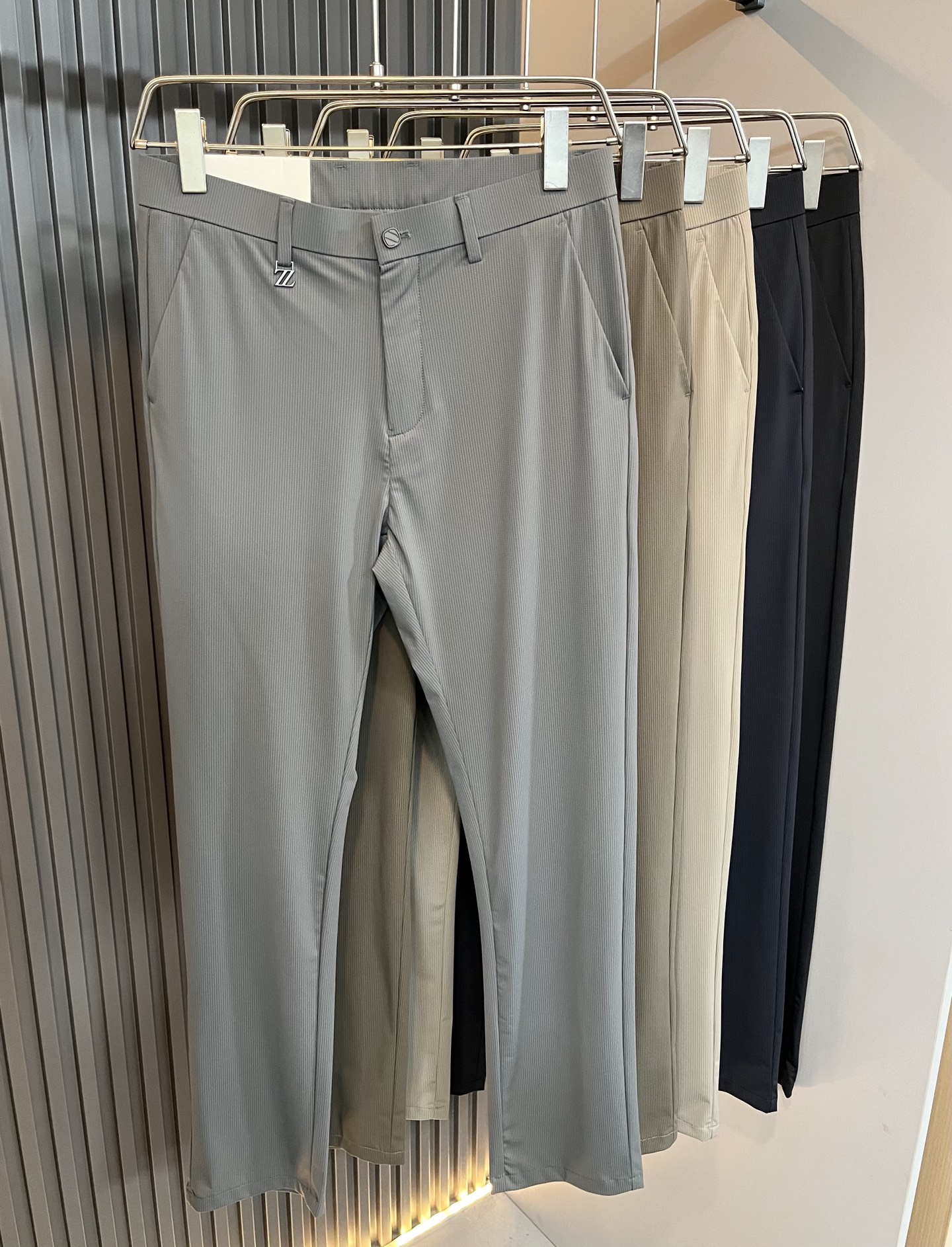 NO:425648,Ermenegildo Zeg*aJia 2025 spring and summer new men's casual trousers, the finale of the channel goods have appeared!  !  Sold simultaneously at the counter!  It is no exaggeration to say that this trouser is made from the original OEM channel, not a bragging original OEM, but is a product from the domestic ready-to-wear OEM factory officially authorized by Jenia!  Therefore, the ratio of quantity and size is extremely short, so you can earn it if you grab it!  The best pants in spring and summer are officially unveiled!  !  !  !  !  !  Zegna's things have always been one of the only essential outfits for successful business people!  Not everyone can easily surpass the brand's high-end style and its own strong aura. No matter which season the style is, it is a standard temperament!  However, the fabric style is between business and casual and daily wear, and customizes original hardware logo accessories!  Only Jenya, who can design a pair of trousers so well-suited to the public, is the only one who focuses on men's clothing, business and casualness!  Whether you wear this style in a casual occasion or in a business occasion, you must wear it well and be able to wear it to your own taste!  Pants that give yourself unlimited points!  Size 30-4037 39, zegna,alexander wang19860909Ermenegildo Zeg*a杰*亚 2025春夏新款男士休闲西裤,压轴的渠道货出现了！！柜台同步销售！ 毫不夸张的说,此款裤装是原厂代工渠道的货,并不是吹牛的原厂代工,完全是由杰尼亚官方授权的国内成衣代工厂出来的产品！所以数量跟尺码配比都极度紧缺,抢到就是赚到！春夏最好的裤装正式揭幕！！！！！！Zegna的东西,从来都是成功商务人士的专属必备行头之一！品牌高级的格调以及自带强大的气场并不是所有人都能轻易凌驾的.无论哪季的款式都是都是气质标配！但是面料版型又介乎于商务休闲跟日常穿着之间,定制原版五金logo辅料配件！能将一款裤装设计到如此贴合大众穿着,也就只有专注于男装商务休闲的杰尼亚了！不论您是休闲场合穿搭,或者商务场合此款都能搭配的恰到好处要穿,就必须穿好的,能穿出属于自己品味的！给自己无限加分的裤子！尺码30-4037 39,,zegna,alexander wang,Men's clothing