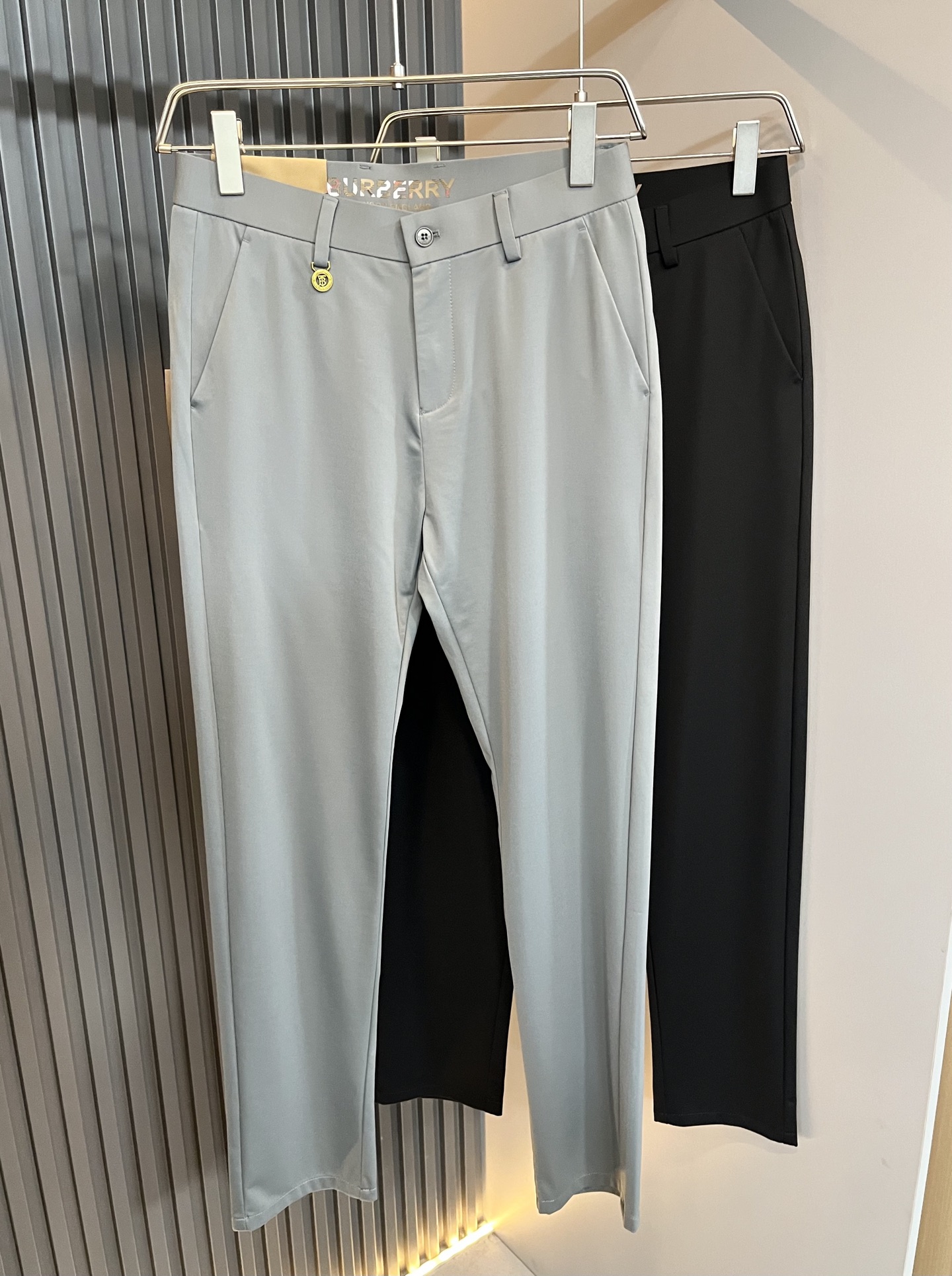 NO:425642,BURBER*Y Ba*li 2025 spring and summer men's casual trousers, classic basic men's straight-leg pants, simple solid color and versatile hardware logo accessories, classic inner British style strips wrapped around, obvious iconic, a must-have for wardrobe, on sale, full quality foreign trade orders. It has a strong British style. It has long been synonymous with luxury, quality, innovation and eternal classics. Its windbreaker is famous all over the world as a brand logo. It has a traditional British design style, with unique fabrics and elegant style. The drastic transformation design forms a continuous totem print, and the simple font replaces the classic knight logo, completely subverting the original style.  The counter model show series is very fashionable, a simple, refreshing, fashionable and versatile casual style. They are all super stylish, and it is the dazzling dark horse this season and the most appropriate color. Size 30-40 37 39, burberry, alexander wang19860909BURBER*Y巴*莉 2025春夏男士休闲西裤,男士经典基础款小直筒裤 简洁纯色百搭款五金logo辅料配合 经典内里英伦风条包边,标志性明显,衣橱必备,专柜在售,全品相外贸订单.是具有浓厚英伦风格.长久以来成为奢华、品质、创新以及永恒经典的代名词,旗下的风衣作为品牌标识享誉全球.带有一股英国传统的设计风格,独特的布料、大方优雅为主.大刀阔斧的转型设计,组成连续图腾印花,简约的字体取代了经典的骑士标志,彻头彻尾地颠覆了原始风格. 专柜模特走秀系列,非常时尚一款简单清爽时尚百搭休闲款,都超级有型,更是本季让人眼前一亮的黑马,也是最应景的色彩,尺码30-40 37 39,,burberry,alexander wang,Men's clothing