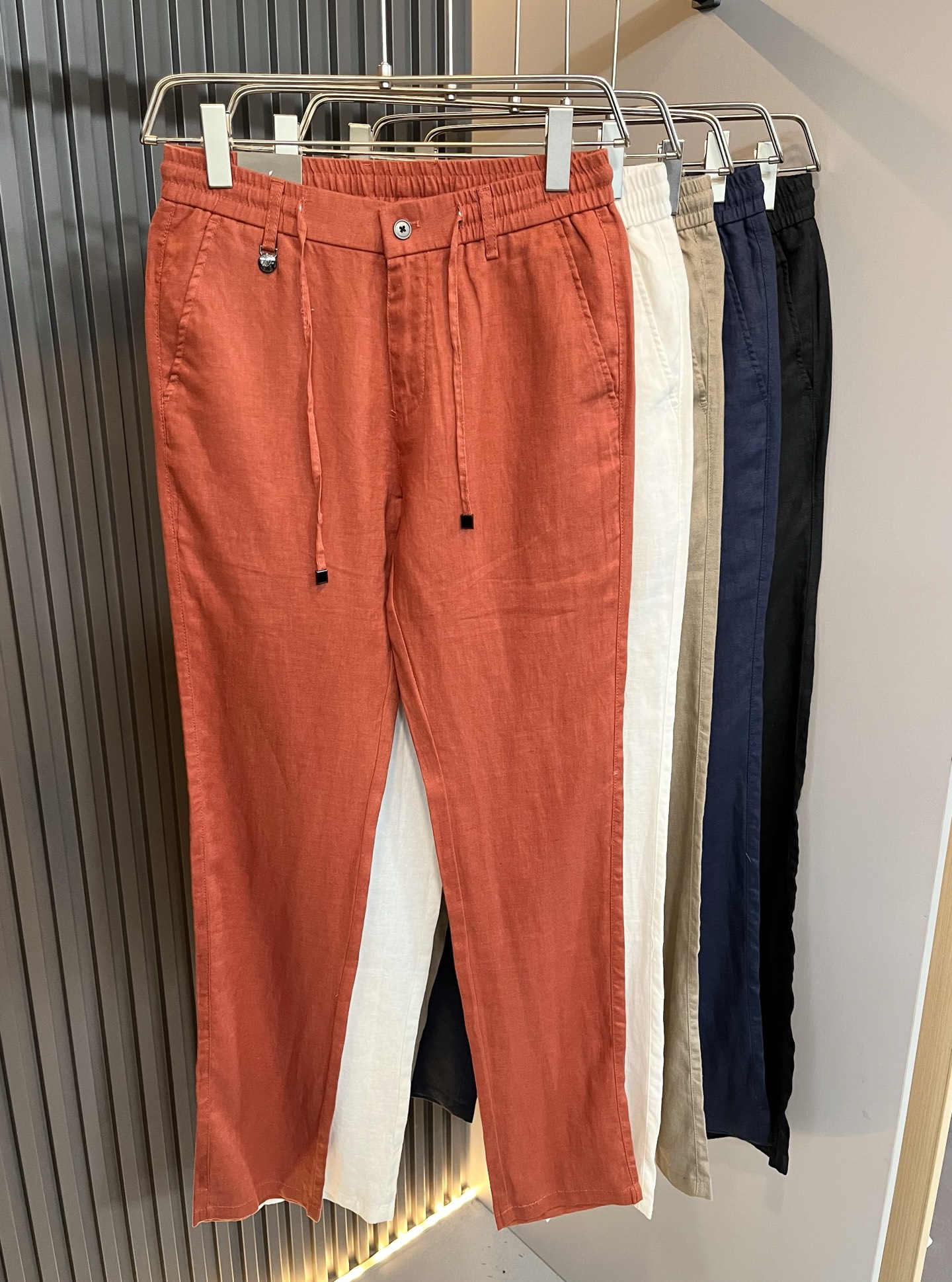 NO:425636,Arman A*ni 2025 spring and summer new men's linen casual pants, classic and fashionable and versatile casual pants for men! Trading company channels are rare, and the leading official website is available! An indispensable versatile product in the closet, convenient and comfortable to wear and very easy to match with fashionable styles! This casual pants are carefully selected and provided by customers for high-quality pure linen material. It has excellent comfort and breathability. It feels skin-friendly and comfortable to wear. How high is the texture of the fabric? You will know immediately when you get the actual product. It can definitely be called an excellent product for unlimited repurchase! The back bag hardware logo logo is all the most recognizable classic elements of Dior's home. The custom YKK metal zipper is provided by the customer. The trousers are meticulous and smoothly lined inside the trousers, and the details are more exquisite. It shows excellent craftsmanship and is enough to allow quality controls to take away with them! The basic regular straight-fitting style cut has no restrictions on body shape. The invincible versatile color combination easily challenges any top, perfectly combining business and casual style outfits! Size M-4XL, armani, dior, alexander wang19860909Arman阿*尼 2025春夏新款男士亚麻休闲裤,男士经典时尚百搭休闲西裤!贸易公司渠道稀出,领先官网发售!衣橱里不可或缺的百搭臻品,穿着便捷舒适又非常极易搭配时尚造型!此款休闲西裤用心甄选客供优质纯亚麻材质而成,舒适性与透气性兼优,着穿触感亲肤舒适,面料的质感有多高级,实物到手你立刻便知,绝对可以称为无限回购的绝佳臻品！后袋五金logo标识,都是迪奥家最具辦识度的经典元素,门襟客供定制YKK金属拉链,裤身内里缜密平顺的走线,细节方面更为考究,极好的彰显了出色工艺,足以让品控们闭眼收走!基础常规的直筒版型裁剪,对于体型没有限制可言,无敌的百搭配色,轻松挑战任何上装,完美兼具商务与休闲风格穿搭!尺码M-4XL,,armani,dior,alexander wang,Men's clothing