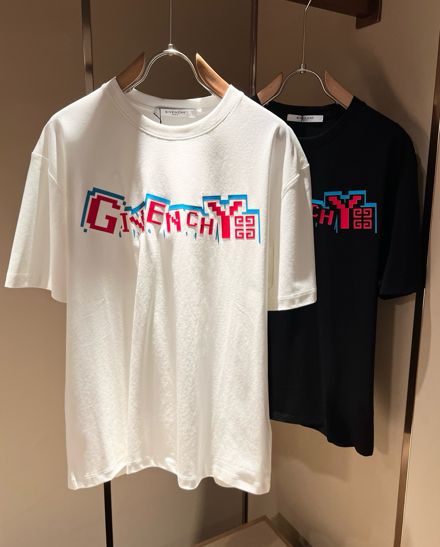 NO:425699,Giv*chy/Ji*xi's new short-sleeved T-shirt for men and women in spring and summer, the main creator has injected new fashion energy into fashion. By exploring various themes and sexy charm, it is highly recognizable and leads the new street fashion trend. This model is the exclusive outstanding design element of G's family, with a logo pattern glue-pressing design!  Perfect fusion, clear and restored patterns, showing the elegant style of the brand. The original 260g pure cotton material is made of solid and high-end fabric, and the upper body can be easily controlled, showing the casual and fashionable charm. Size M-3XL, gucci, T-shirt, tees, t-shirt, alexander wang19860909Giv*chy/纪*希2025春夏新款男女同款短袖T恤,主创时尚注入了全新时尚能量.通过探索各种题材和性感魅力,极具辨识度,引领全新街头时尚潮流.该款是G家独家的出彩设计元素,设计标识logo图案压胶设计！完美融合,图案清晰还原度极高,彰显品牌优雅格调.选用原版260g纯棉材质,面料紧实高级,上身均可轻松驾驭,展现休闲自在时尚魅力.尺码M-3XL,,gucci,T-shirt,tees，t-shirt,alexander wang,Men's clothing