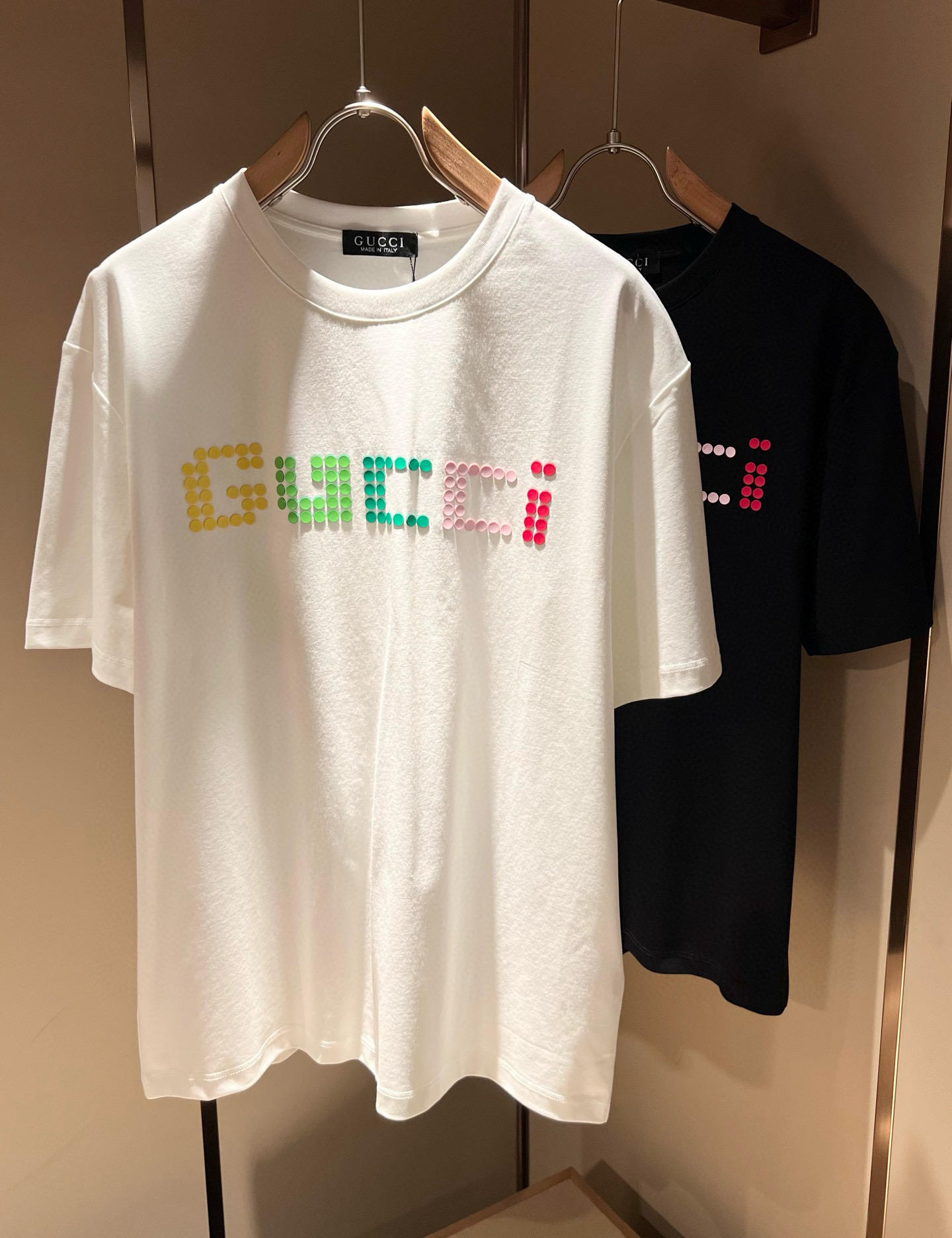 NO:427963,Gucc* Gujia 2025 spring and summer new style for men and women couples casual loose cotton round neck short-sleeved T-shirt!  Trading companies have sparse channels and are released on the official website at the same time!  The latest series of spring and summer 2025, classic fashion design elements, injecting full vitality into the new series. This T-shirt is carefully selected for customers to use imported cotton fabrics. The fabric feels skin-friendly and soft and delicate, and the body logo is glued!  It has an extremely comfortable and breathable wearing experience. The whole item is very eye-catching and fashionable, and is deeply loved by young people today!  The loose round neck cut is a neutral style regardless of age and gender, suitable for matching all the styles and looks you need in your daily life!  It is recommended to wear couple outfits to go out on the street to make it more pleasing to the eye!  Size M-3XL, gucci, gucci, T-shirt, tees, t-shirt, alexander wang19860909Gucc*古家 2025春夏新款男女同情侣款休闲宽松棉质圆领短袖T恤衫！贸易公司渠道稀出,同步官网发售 ！ 2025春夏最新系列,经典时尚设计元素,为全新系列注入满满活力,这款T恤衫用心甄选客供进口棉面料制成,面料手感亲肤柔软细腻,衣身logo压胶设计！拥有着无比舒适透气性的穿着体验,整件单品极具吸睛度与时尚感,深受当下年轻人的喜爱！基础宽松的圆领版型裁剪,不分年龄与性别的中性款式,适合搭配你日常所需的所有风格与造型！建议搭配情侣装出街会更为养眼出色！尺码M-3XL,,gucci,gucci,T-shirt,tees，t-shirt,alexander wang,Men's clothing