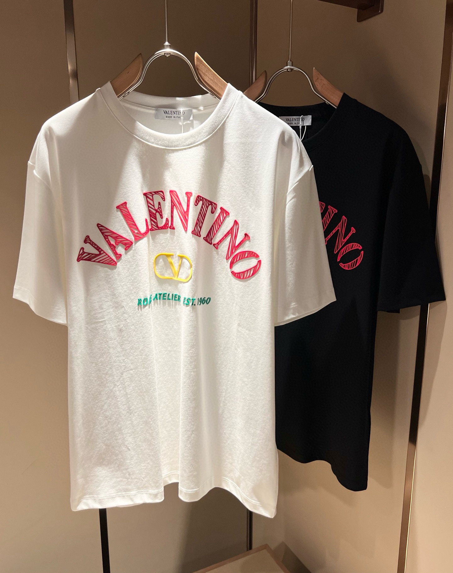 NO:427997,VALENTI*O Warren*nu~Counter style, 2025 spring and summer new short-sleeved T-shirt, chest logo pressing design!  Simple, fashionable and young, versatile style, and a young and elegant upper body feel!  It will never be outdated. All major counters are listed simultaneously. The orders of goods, workmanship and details of the foreign trade full-quality trading company are very well-established, and they are very particular. The fabric is made of 260g pure cotton fabric!  The upper body is comfortable and breathable, and the overall feels very crisp. It is worn on a daily basis. Whether it is worn alone or in the inner wear, it is simple and brilliant. Casual men and women should not miss it. Size M-3XL, valentino, valentino, T-shirt, tees, t-shirt, alexander wang19860909VALENTI*O华伦*奴～柜台款、2025春夏新款短袖T恤衫,胸前logo压胶设计！简单时尚而年轻,百搭风格,上身感很年轻优雅！永远不会过时.各大柜台同步上市,外贸全品相贸易公司订单货品,做工和细节部位非常到位,非常讲究.合体的剪裁.面料采用260g纯棉面料！上身舒适透气,整体又有很好的挺括感,日常基础穿着.不管单穿还是内搭,简简单单就很出彩,休闲男女不容错过.尺码M-3XL,,valentino,valentino,T-shirt,tees，t-shirt,alexander wang,Men's clothing