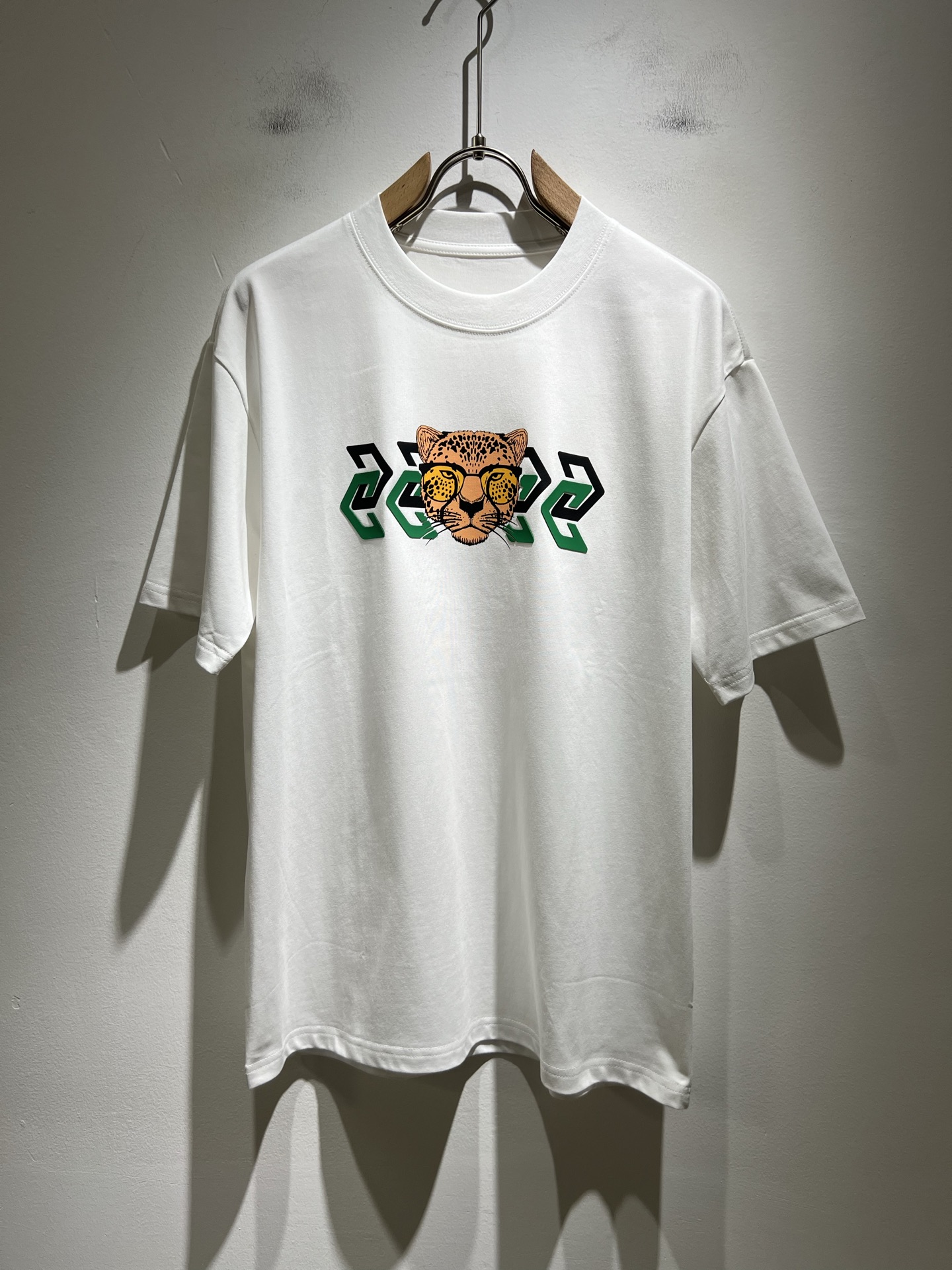 NO:432824,Gucc* Gujia 2025 spring and summer new style for men and women couples casual loose cotton round neck short-sleeved T-shirt!  Trading companies have sparse channels and are released on the official website at the same time!  The latest series of spring and summer 2025, classic fashion design elements, injecting full vitality into the new series. This T-shirt is carefully selected for imported cotton fabrics. The fabric feels skin-friendly and soft and delicate, and the logo print design on the chest!  It has an extremely comfortable and breathable wearing experience. The whole item is very eye-catching and fashionable, and is deeply loved by young people today!  The loose round neck cut is a neutral style regardless of age and gender, suitable for matching all the styles and looks you need in your daily life!  It is recommended to wear couple outfits to go out on the street to make it more pleasing to the eye!  Size M-4XL, gucci, gucci, T-shirt, tees, t-shirt, alexander wang19860909Gucc*古家 2025春夏新款男女同情侣款休闲宽松棉质圆领短袖T恤衫！贸易公司渠道稀出,同步官网发售 ！ 2025春夏最新系列,经典时尚设计元素,为全新系列注入满满活力,这款T恤衫用心甄选客供进口棉面料制成,面料手感亲肤柔软细腻,胸前logo印花设计！拥有着无比舒适透气性的穿着体验,整件单品极具吸睛度与时尚感,深受当下年轻人的喜爱！基础宽松的圆领版型裁剪,不分年龄与性别的中性款式,适合搭配你日常所需的所有风格与造型！建议搭配情侣装出街会更为养眼出色！尺码M-4XL,,gucci,gucci,T-shirt,tees，t-shirt,alexander wang,Men's clothing