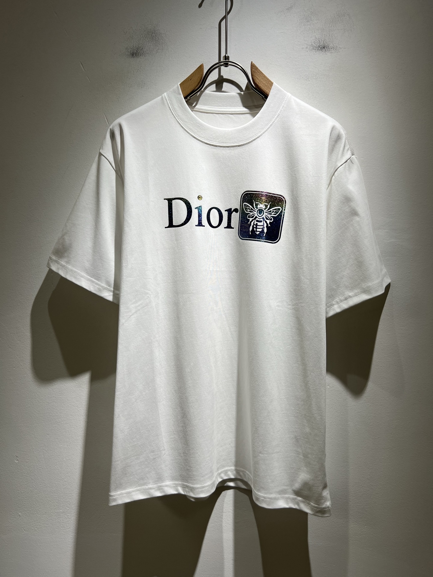 NO:432843,Dio*Dijia 2025 spring and summer new short-sleeved T-shirt for men and women, and the counter is available at the same time!  Customized exclusive 260g pure cotton fabric, customized original craft threads, chest logo pattern glue pressing technology design!  Simple and generous, calm and versatile, extremely high-end, perfectly integrated with fashion and style, a top fashionable style that perfectly suits the outside wear!  The overall feeling is natural!  The ultimate classic versatile short-sleeved T-shirt is designed with the latest three-dimensional letter logo print elements!  The ultimate perfection of heavy industry!  Fans who pursue high quality are please buy them by themselves, and all fans who know the goods are invited to appreciate this model together!  !  Color black white Size M-4XL,,dior,dior,T-shirt,tees,t-shirt,alexander wang19860909Dio*迪家 2025春夏新款男女同款短袖T恤,专柜同步发售！定制专属260克纯棉面料,定制原版工艺螺纹,胸前logo图案压胶工艺设计！简约大方,从容百搭,档次极高,完美融入时尚还有风情感一款完美符合外穿的顶尖时髦气质款！整体给人浑然天成的感觉！极致经典的百搭型短袖T恤,采用最新的立体字母logo印花元素设计！极致的重工极致的完美！追求高品质的粉丝们请自行抢购,诚邀所有识货的粉丝一同鉴赏此款！！颜色黑色 白色 尺码M-4XL,,dior,dior,T-shirt,tees，t-shirt,alexander wang,Men's clothing