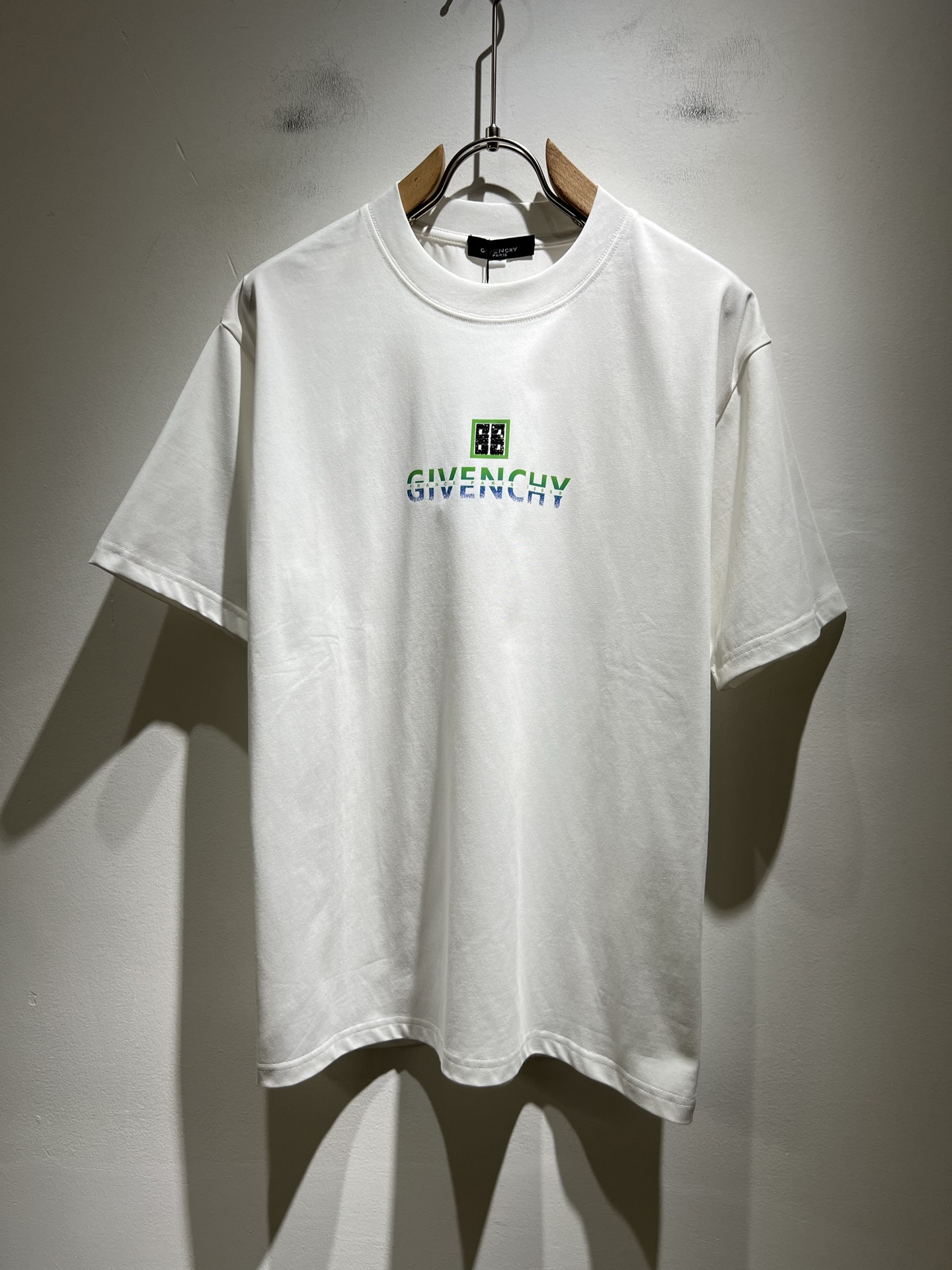 NO:432860,Giv*chy/Ji*xi's new short-sleeved T-shirt for men and women in spring and summer, the main creator has injected new fashion energy into fashion. By exploring various themes and sexy charm, it is highly recognizable and leads the new street fashion trend. This model is the exclusive outstanding design element of G's family, with a logo pattern glue-pressing design!  Perfect fusion, clear and restored patterns, showing the elegant style of the brand. The original 260g pure cotton material is made of solid and high-end fabric, and the upper body can be easily controlled, showing the casual and fashionable charm. Size M-4XL, gucci, T-shirt, tees, t-shirt, alexander wang19860909Giv*chy/纪*希2025春夏新款男女同款短袖T恤,主创时尚注入了全新时尚能量.通过探索各种题材和性感魅力,极具辨识度,引领全新街头时尚潮流.该款是G家独家的出彩设计元素,设计标识logo图案压胶设计！完美融合,图案清晰还原度极高,彰显品牌优雅格调.选用原版260g纯棉材质,面料紧实高级,上身均可轻松驾驭,展现休闲自在时尚魅力.尺码M-4XL,,gucci,T-shirt,tees，t-shirt,alexander wang,Men's clothing